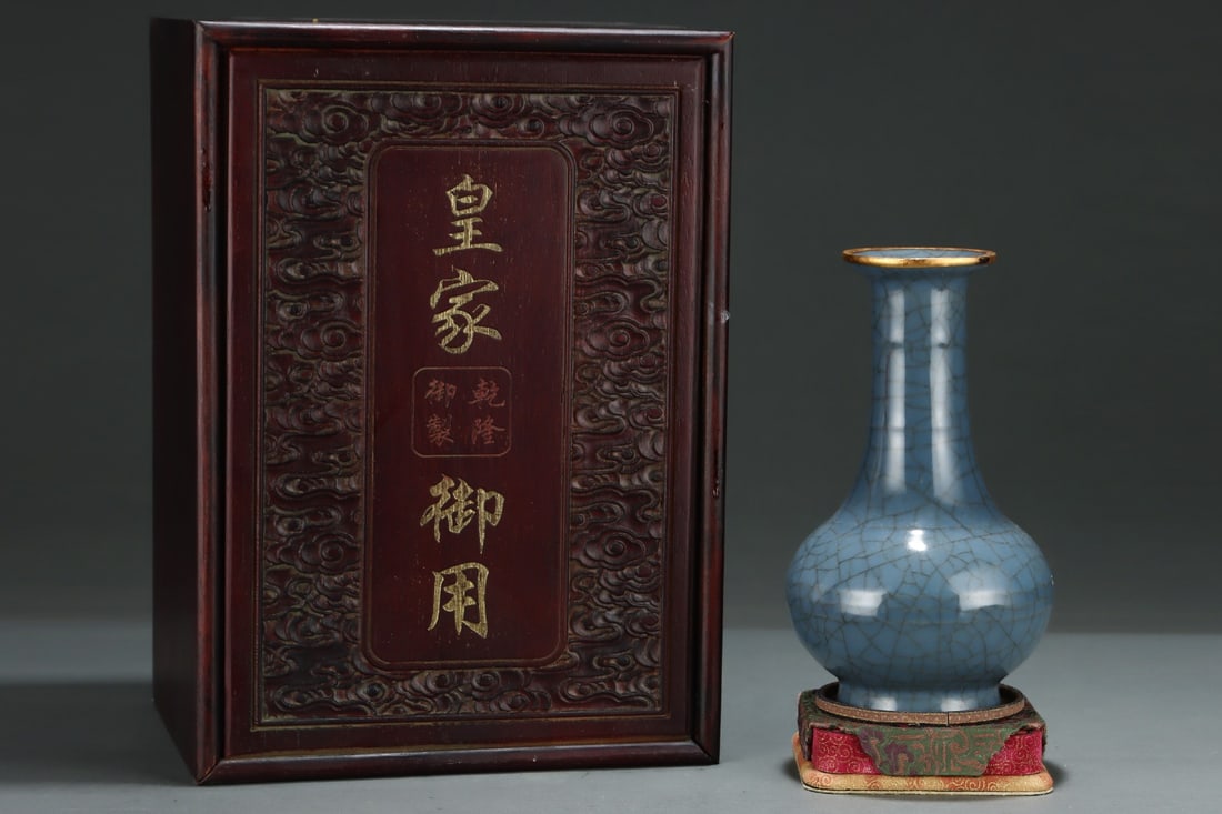 An Exquisite Guan Kiln Cover with Gold Ice Crackle Pattern Vase: An Exquisite Guan Kiln Cover with Gold Ice Crackle Pattern Vase,Song Dynasty, China,Size:8.5inx5in 官窑包金冰片纹瓶,中国宋代