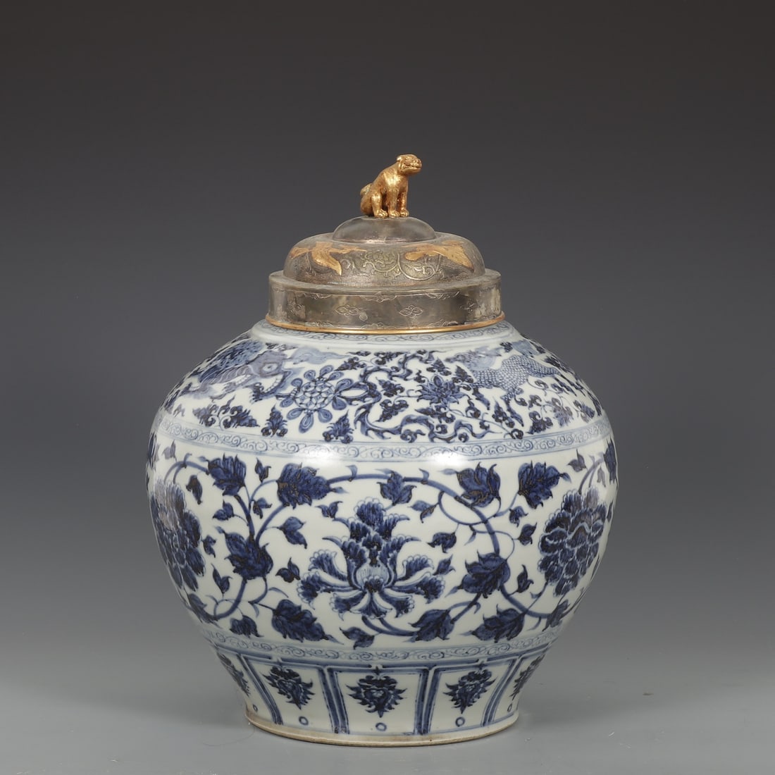 An Exquisite Blue and White Lotus Pattern Jar: An Exquisite Blue and White Lotus Pattern Jar,Yuan Dynasty, China,Size:16.5inx5.9inx12.6in 青花缠枝莲纹罐,中国元代
