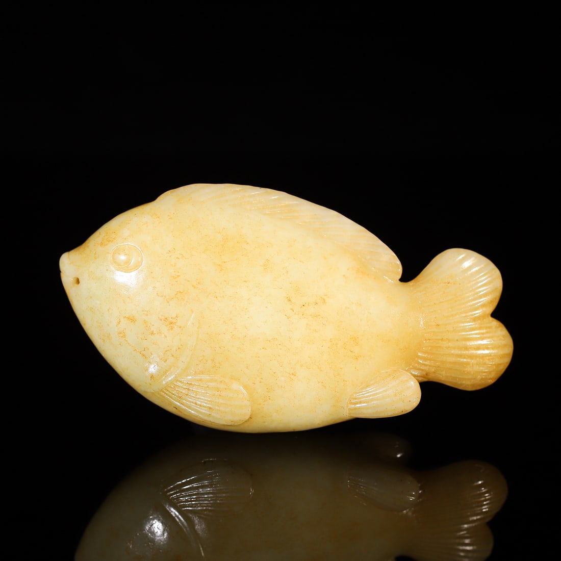 An Exquisite Hotan Jade Fish Ornament: An Exquisite Hotan Jade Fish Ornament,Han Dynasty, China,Size:4.8inx2.5inx1.1in,Weight:281.3g 和田玉鱼,中国汉代