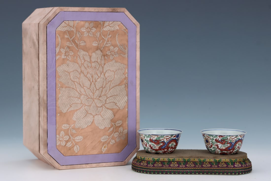 A pair of Exquisite Wucai Dragon Pattern Cups (1 of 9)