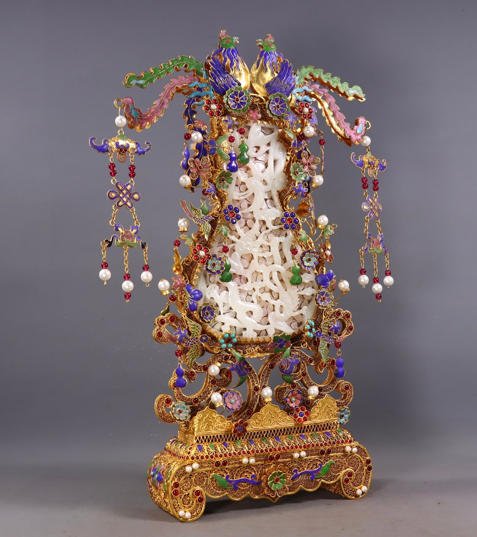 An Exquisite Filigree Gilt Inlaid Hotan Jade Table Screen: An Exquisite Filigree Gilt Inlaid Hotan Jade Table Screen,Qing Dynasty, China,Qianlong Four-character Mark,Size:17.1inx11.8inx2.8in,Weight:1660g 花丝鎏金镶嵌和