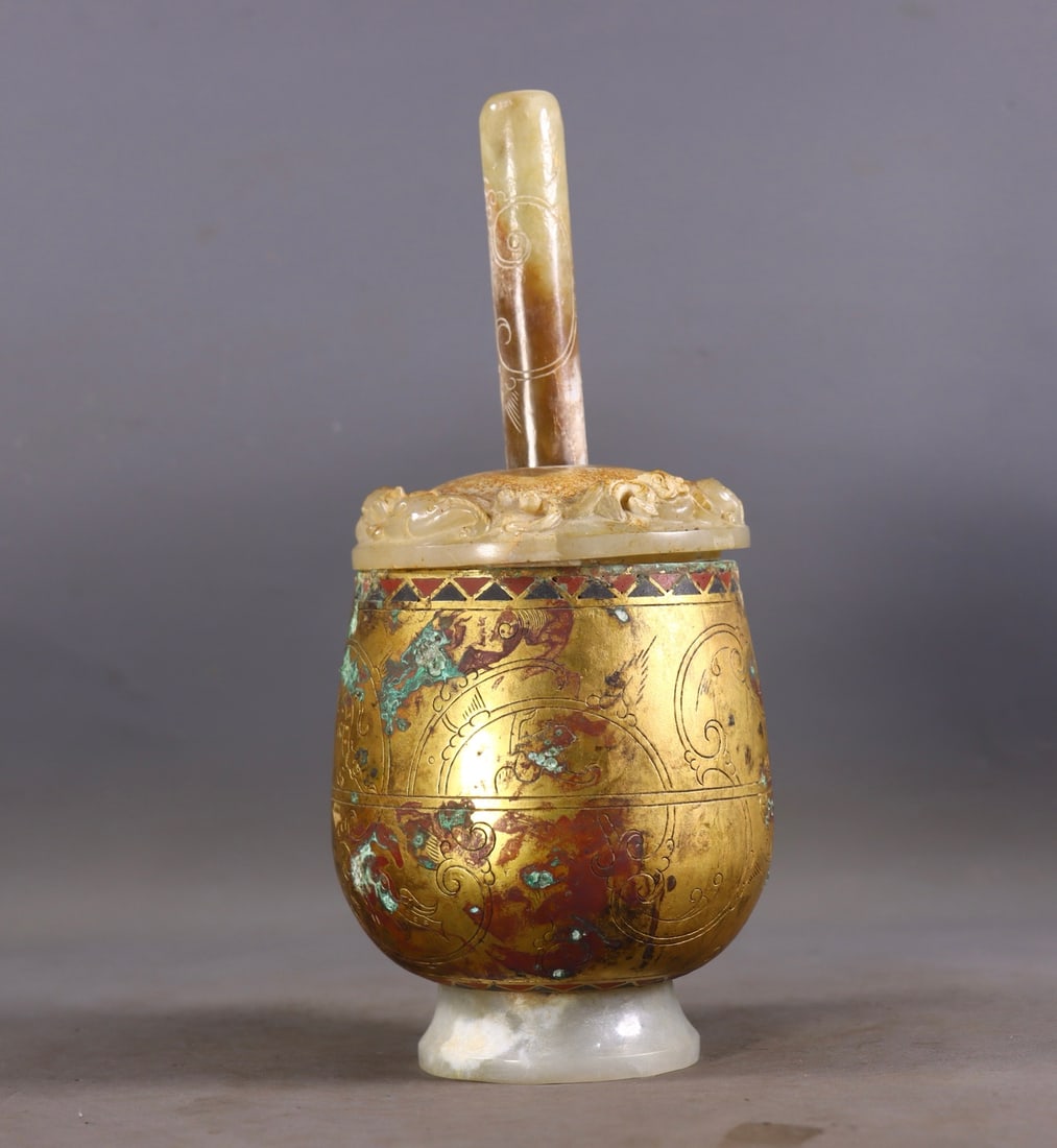 An Exquisite Gilt Bronze Inlaid Jade Jar: An Exquisite Gilt Bronze Inlaid Jade Jar,Han Dynasty, China,Size:8.7in(TotalHeight),3.3in(BellyDiameter),Weight:1162g 铜鎏金镶玉罐,中国汉代
