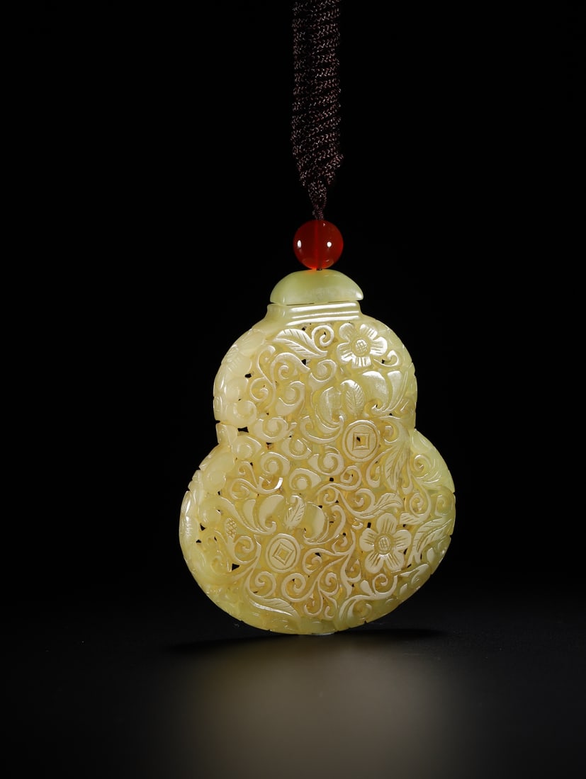 An Exquisite Hotan Yellow Jade Gourd Sachet (1 of 9)