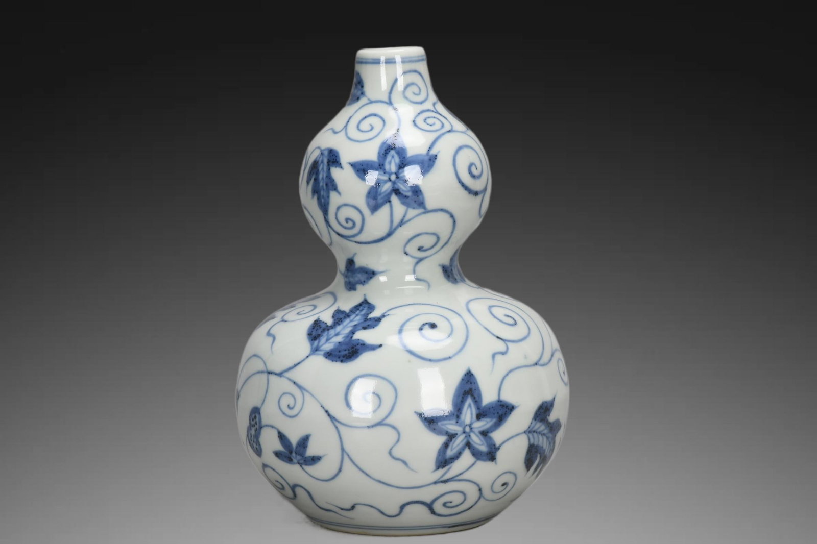 An Exquisite Blue and White Gourd Vase: An Exquisite Blue and White Gourd Vase,Ming Dynasty, China,Size:6.9inx1inx4.9inx2.6in 青花葫芦瓶,中国明代