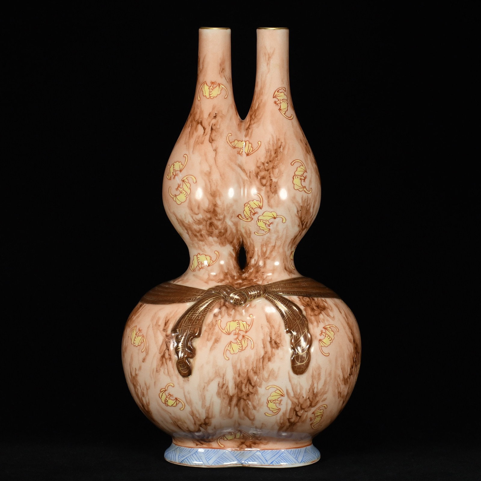An Exquisite Iron-Red Gilt Bats Pattern Gourd Vase: An Exquisite Iron-Red Gilt Bats Pattern Gourd Vase,Qing Dynasty, China,Qianlong Six-character Mark,Size:14.2inx8.3inx5.9in 矾红鎏金蝙蝠纹葫芦ī
