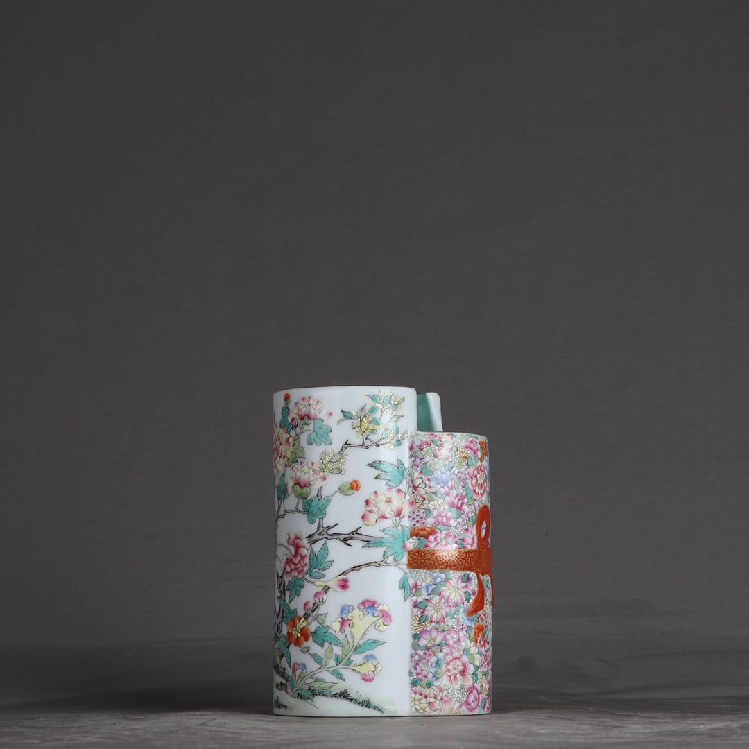An Exquisite Famille-Rose Flower and Bird Pattern Brush Pot: An Exquisite Famille-Rose Flower and Bird Pattern Brush Pot,Qing Dynasty, China,Qianlong Six-character Mark,Size:5.3inx3.6in 粉彩花鸟纹笔筒,中国&#