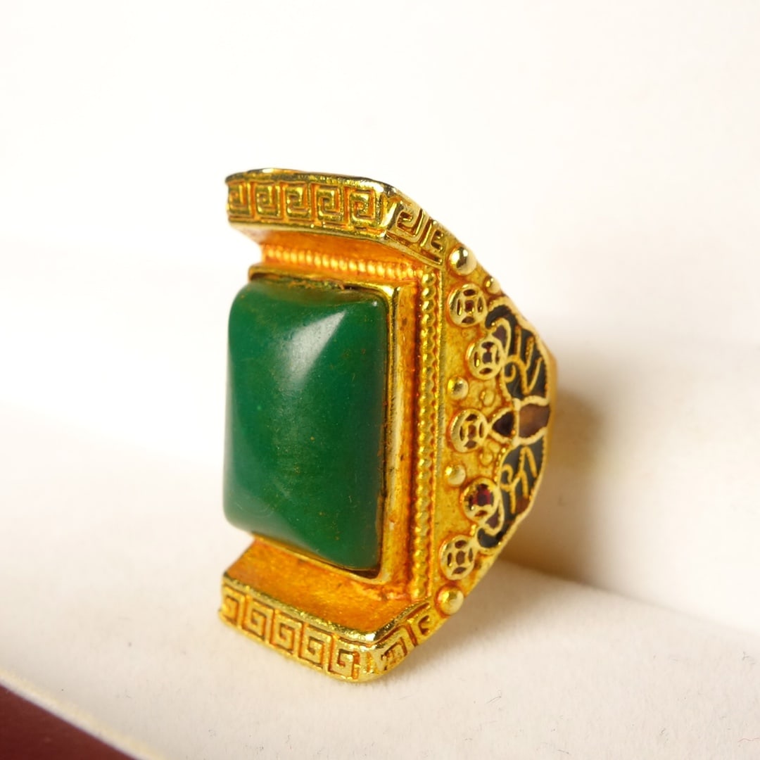An Exquisite Gilt Copper Inlaid Gems Ring: An Exquisite Gilt Copper Inlaid Gems Ring,Qing Dynasty, China,Size:1inx1.4in ,Weight:26g 铜镀金嵌宝石戒指,中国清代
