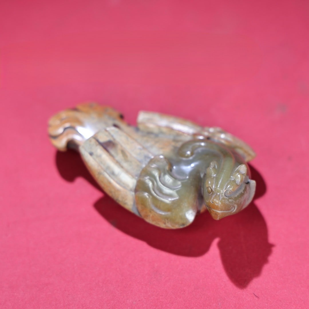 An Exquisite Hotan Jade Bird: An Exquisite Hotan Jade Bird,Han Dynasty, China,Size:2.4inx4inx1.6in,Weight:189g 和田玉鸟,中国汉代