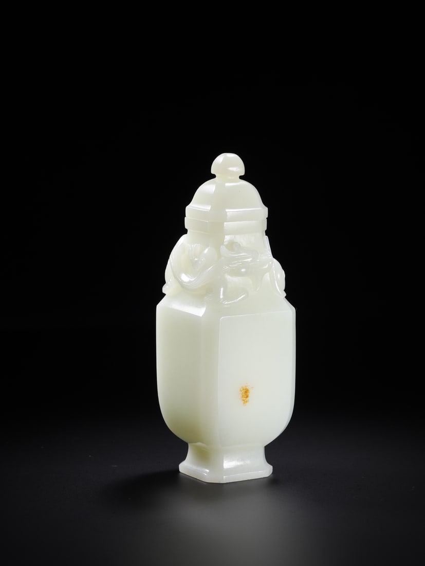 An Exquisite Hotan Jade Dragon Pattern Vase: An Exquisite Hotan Jade Dragon Pattern Vase,Qing Dynasty, China,Size:4.8inx1.7inx1.7in,Weight:221.6g 和田玉龙纹瓶,中国清代