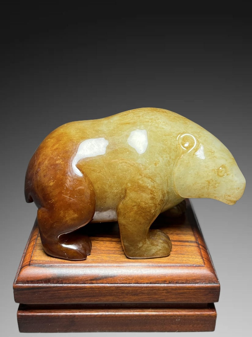 An Exquisite Hotan Jade Bear Handheld Carving: An Exquisite Hotan Jade Bear Handheld Carving,Han Dynasty, China,Size:3.5inx1.9inx2.2in,Weight:282g 和田玉熊手把件,中国汉代