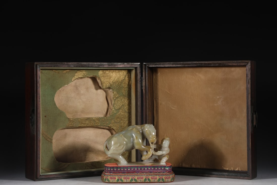 An Exquisite Hotan Jade Horse: An Exquisite Hotan Jade Horse,Qing Dynasty, China,Size:4.9inx3.3in,Weight:485g 和田玉马,中国清代