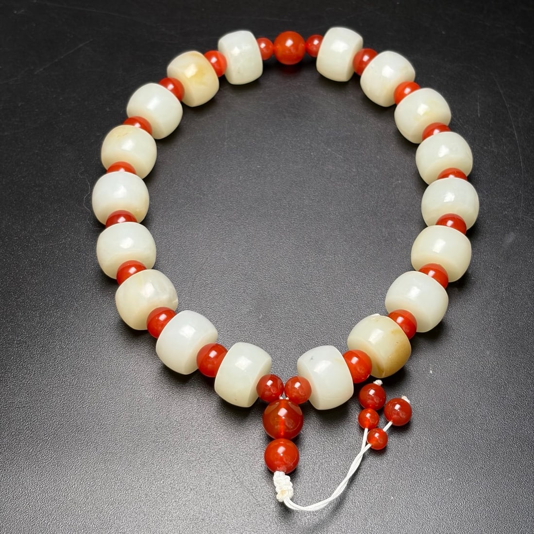 An Exquisite Hotan Jade Bracelets: An Exquisite Hotan Jade Bracelets,Qing Dynasty, China,SingleSize:D0.7inx0.4in,TotalWeight:180g 和田玉手串,中国清代
