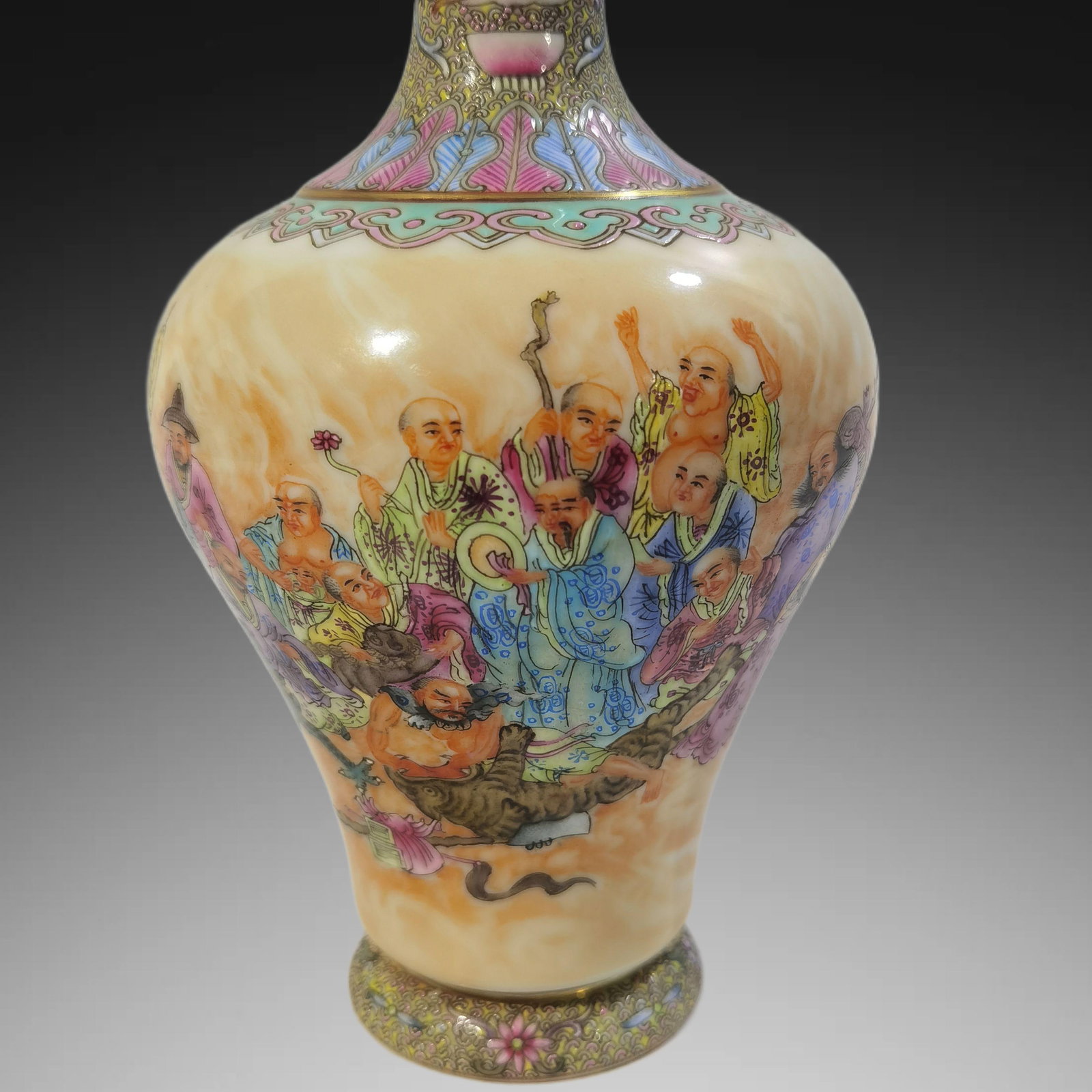 An Exquisite Enamel Arhat Pattern Vase - 2