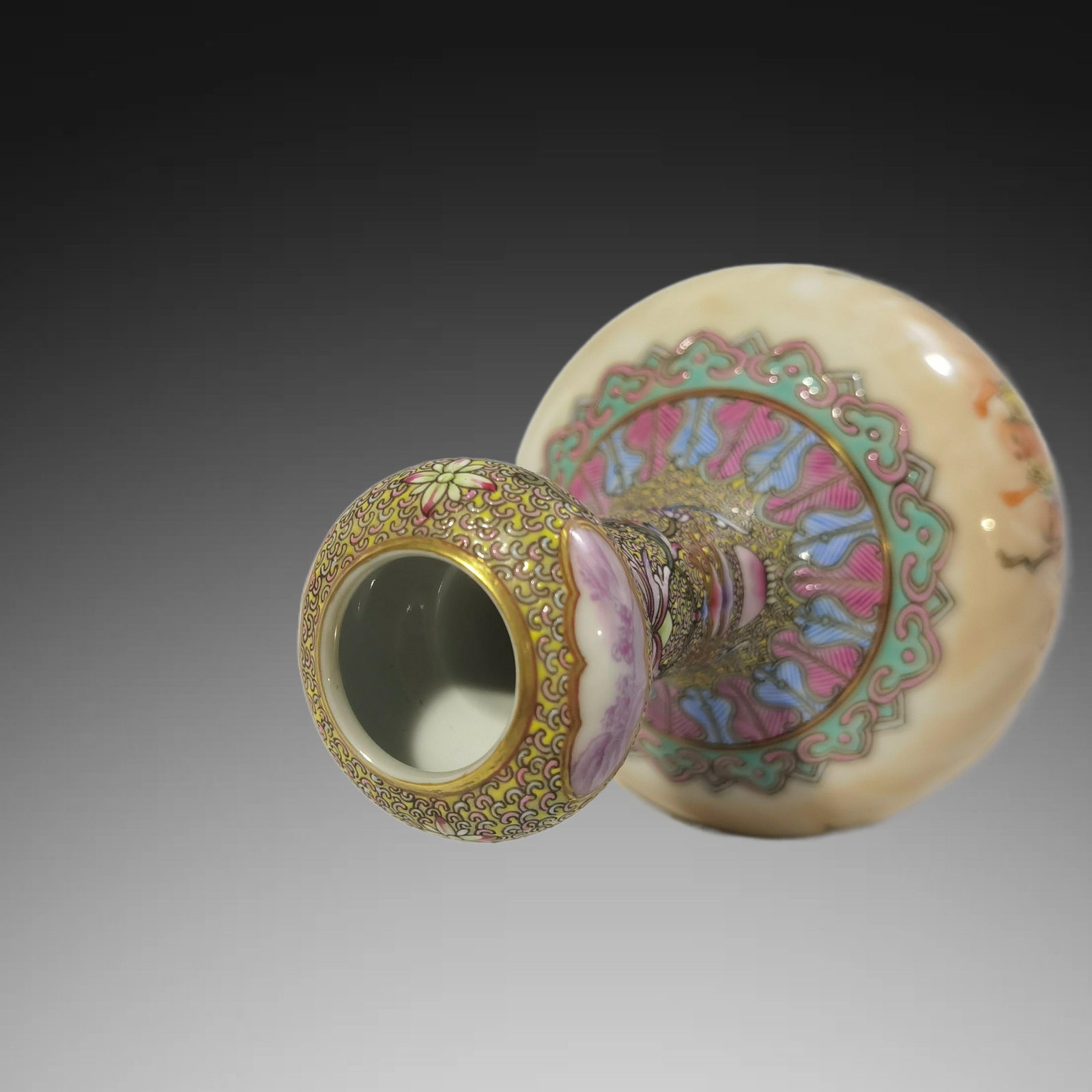 An Exquisite Enamel Arhat Pattern Vase - 6