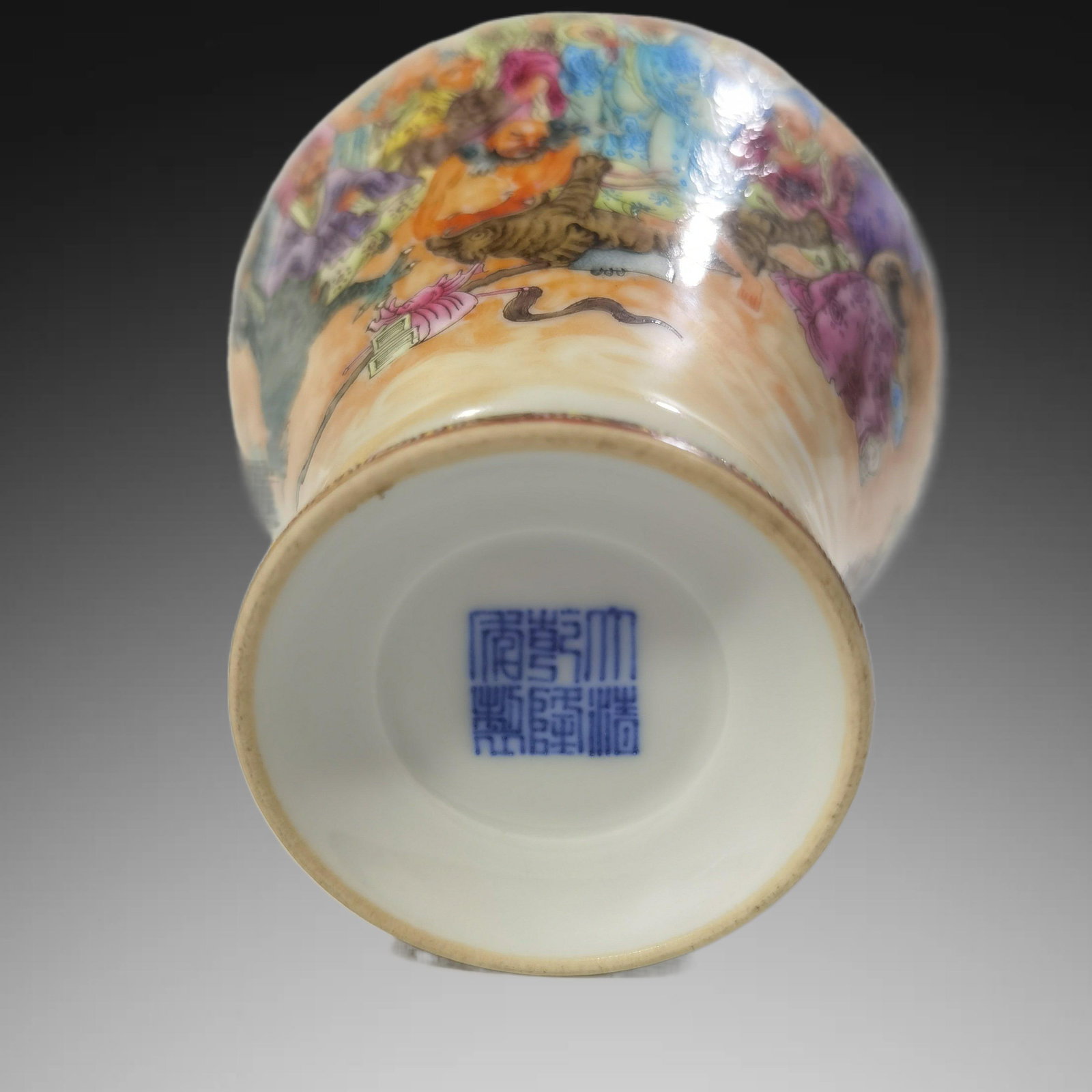 An Exquisite Enamel Arhat Pattern Vase - 7