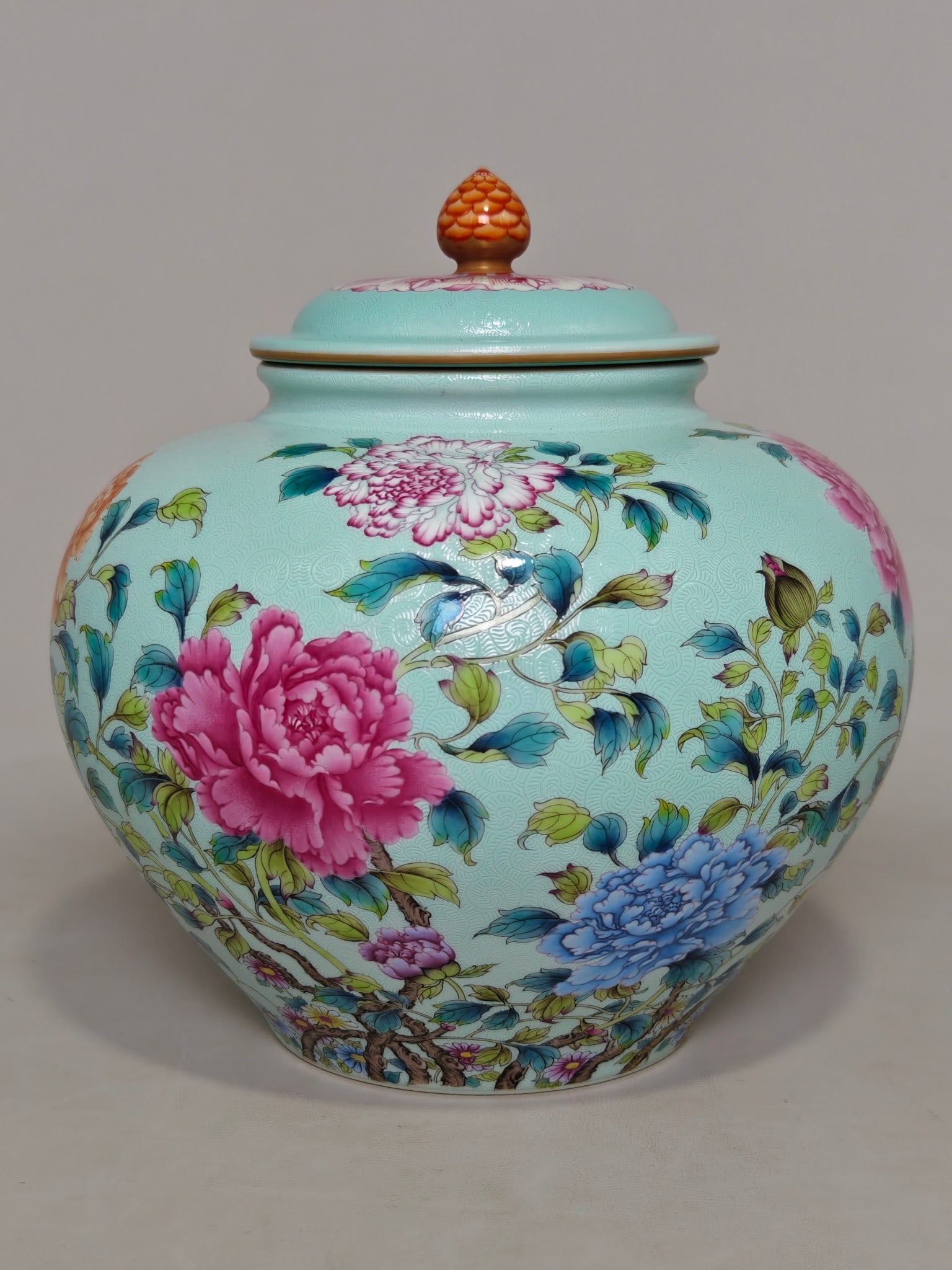 An Exquisite Pine Green Ground Famille-Rose Flower Pattern Jar: An Exquisite Pine Green Ground Famille-Rose Flower Pattern Jar,Qing Dynasty, China,Qianlong Four-character Mark,Size:8.9inx8.7in 松绿地粉彩花卉纹罐