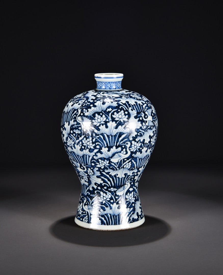 An Exquisite Blue Ground Blue and White Flower and Bird Pattern Vase: An Exquisite Blue Ground Blue and White Flower and Bird Pattern Vase,Yuan Dynasty, China,Size:11inx7.1in