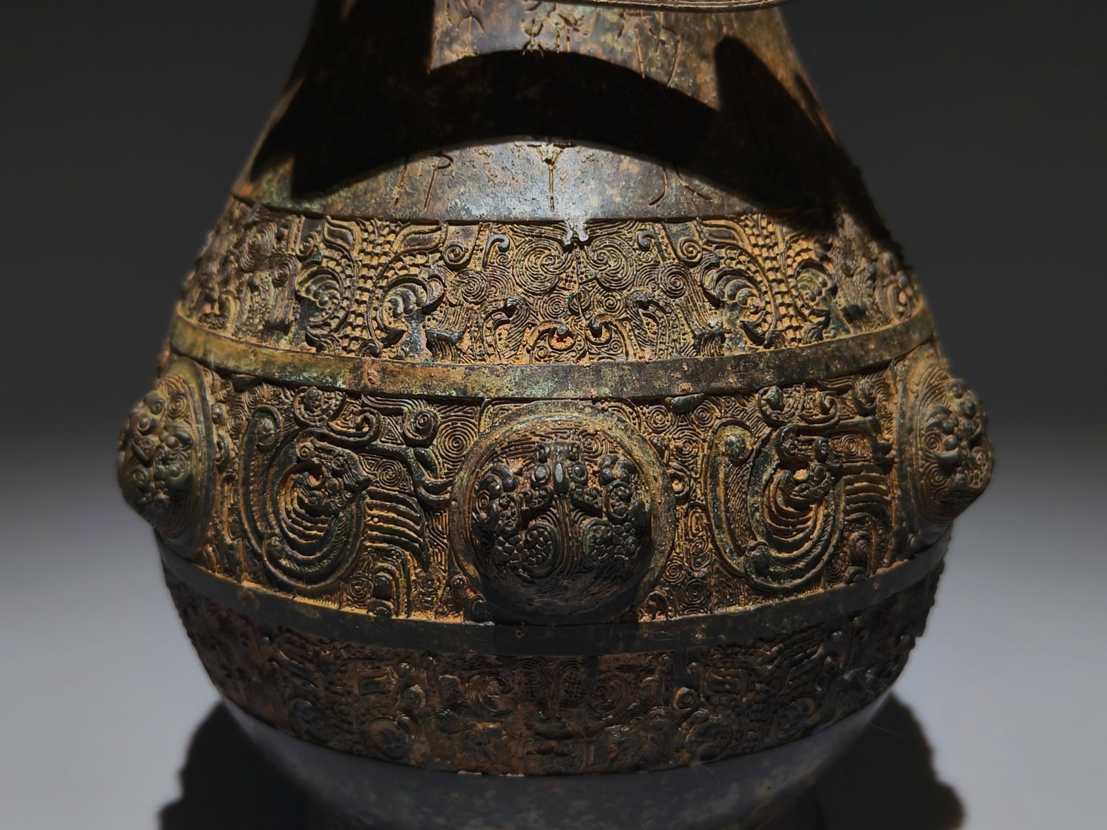 An Exquisite Bronze Dragon Pattern Chain Vase - 2