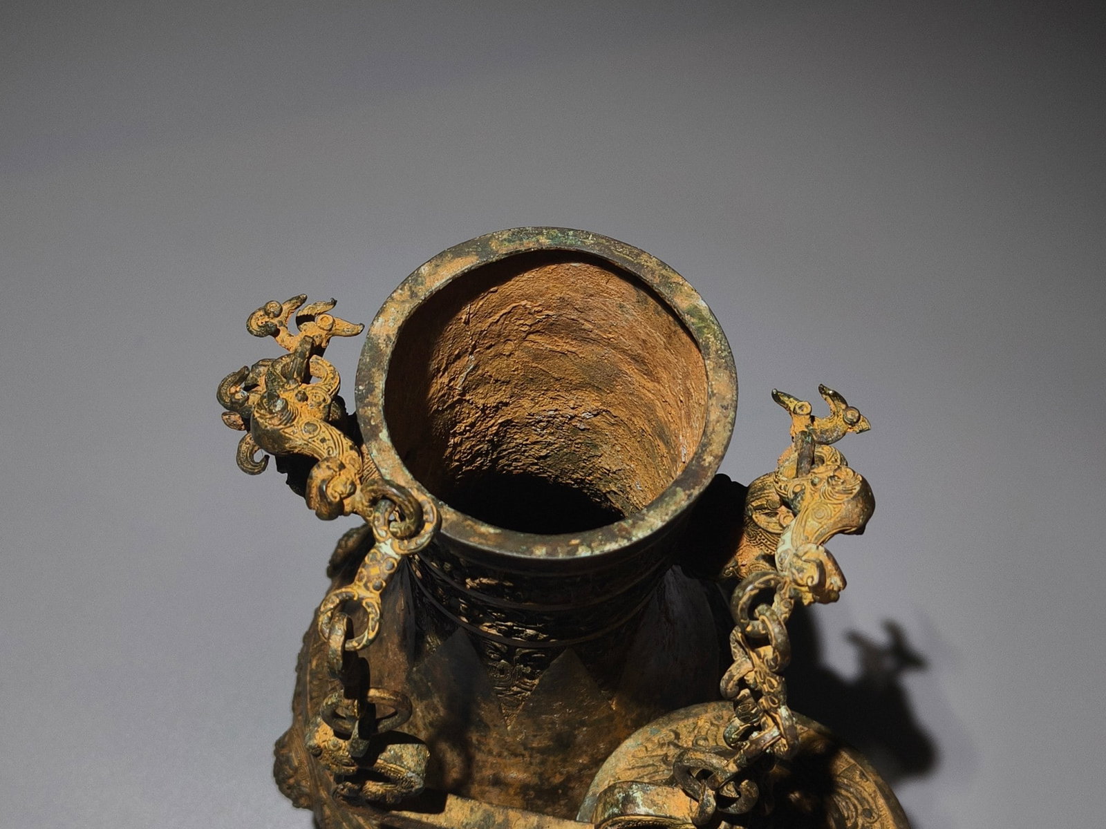 An Exquisite Bronze Dragon Pattern Chain Vase - 8