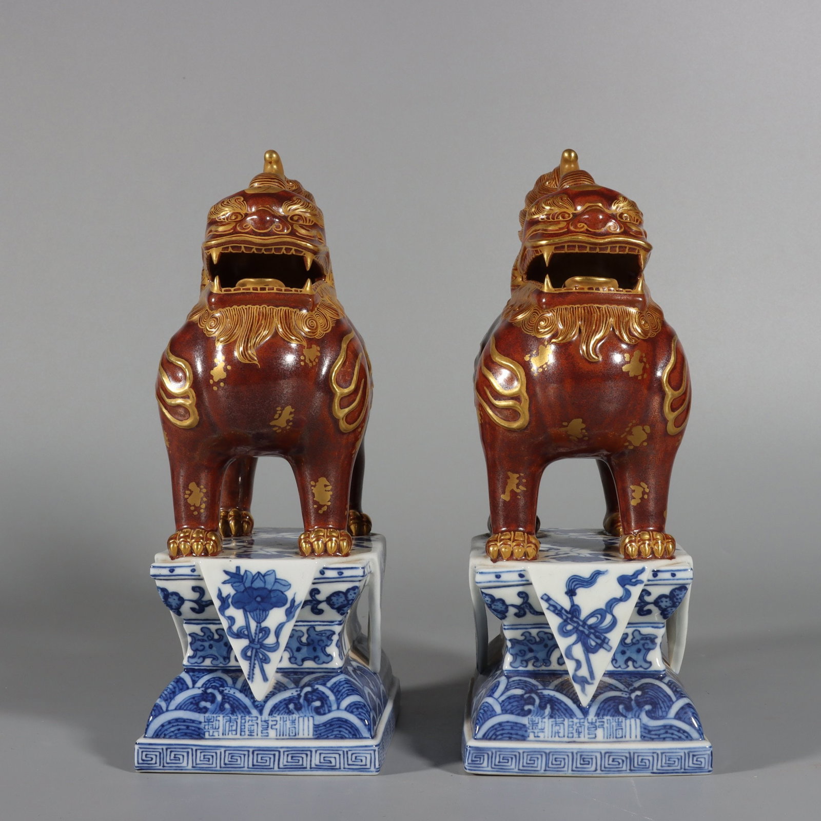 A pair of Exquisite Blue and White Iron-Red Painted Gold Kylin Paper Weight: A pair of Exquisite Blue and White Iron-Red Painted Gold Kylin Paper Weight,Qing Dynasty, China,Qianlong Six-character Mark,Size:8.1inx4.3inx4.3in 一对青花铁锈ń