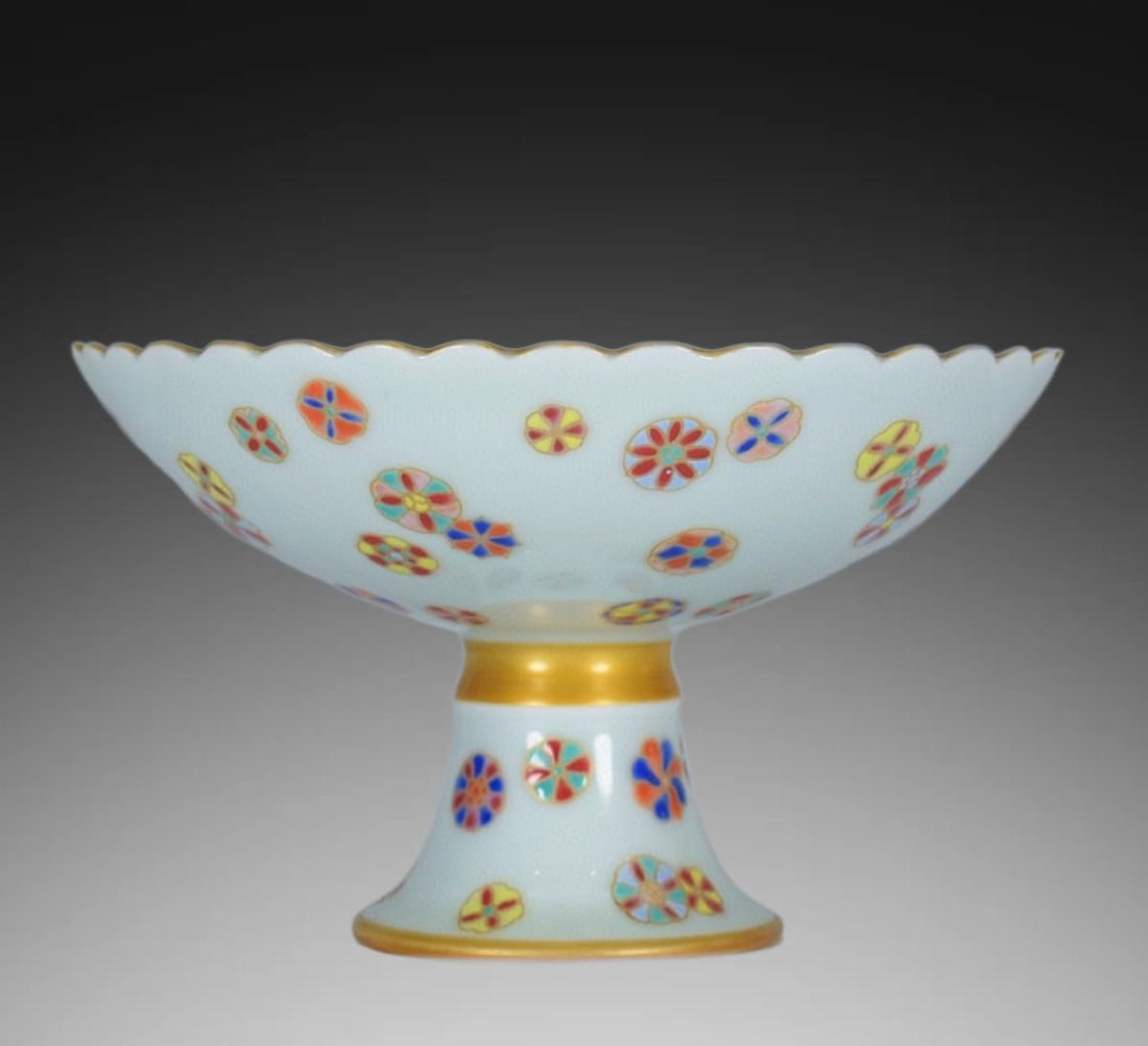 An Exquisite Guan Kiln Enamel Gilt Ball Flower Pattern Plate: An Exquisite Guan Kiln Enamel Gilt Ball Flower Pattern Plate,Qing Dynasty, China,Daoguang Six-character Mark,Size:5.1inx7.1in 官窑珐琅彩鎏金皮球&#