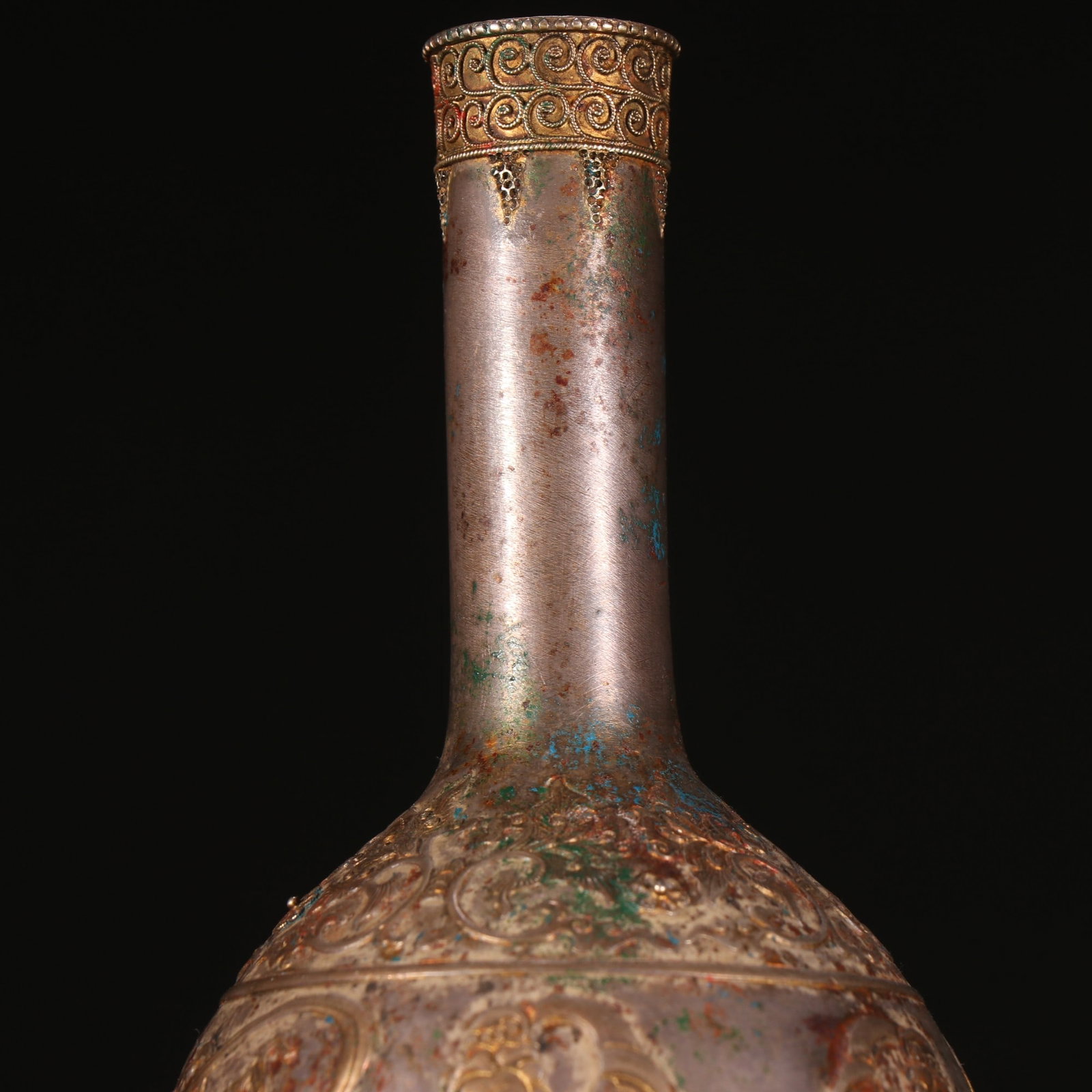 An Exquisite Silver Gilt Figures Pattern Vase - 3
