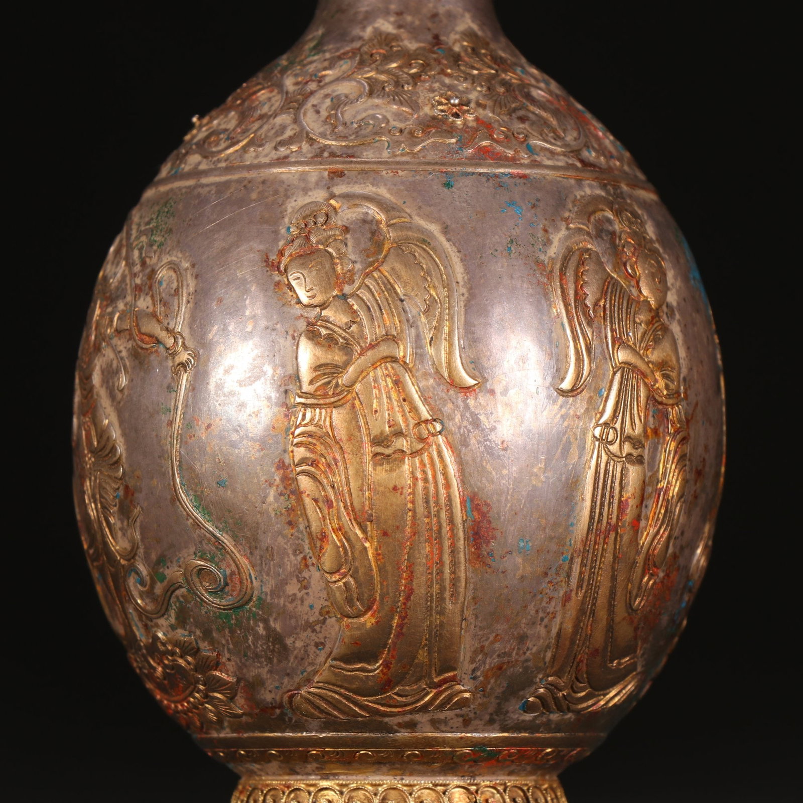 An Exquisite Silver Gilt Figures Pattern Vase - 6