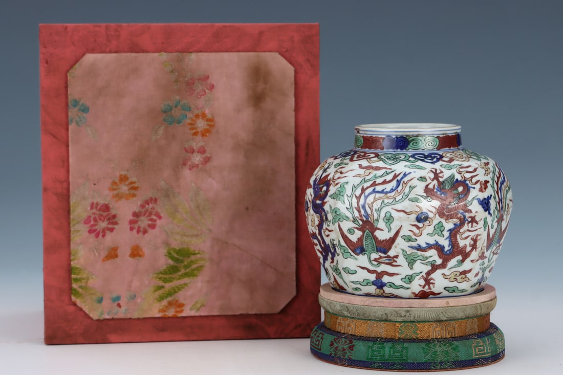 An Exquisite Wucai Dragon and Phoenix Pattern Jar (1 of 9)
