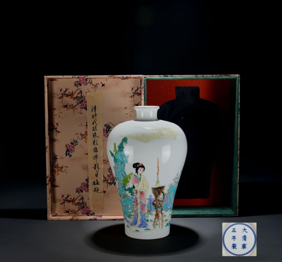 An Exquisite Famille-Rose Figures Pattern Vase: An Exquisite Famille-Rose Figures Pattern Vase,Qing Dynasty, China,Yongzheng Six-character Mark,Size:13inx7.9in 粉彩人物纹瓶,中国清代,༔
