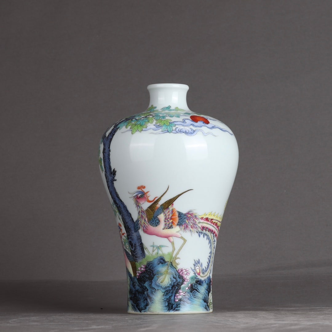 An Exquisite Famille-Rose Phoenix Pattern Vase: An Exquisite Famille-Rose Phoenix Pattern Vase,Qing Dynasty, China,Qianlong Six-character Mark,Size:7.7inx4.9in 粉彩凤纹瓶,中国清代,乾།