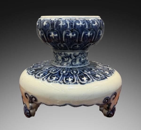 An Exquisite Blue and White Lotus Petal Pattern Tripod Base: An Exquisite Blue and White Lotus Petal Pattern Tripod Base,Ming Dynasty, China,Size:7.7inx7.9in 青花莲瓣纹三足座,中国明代