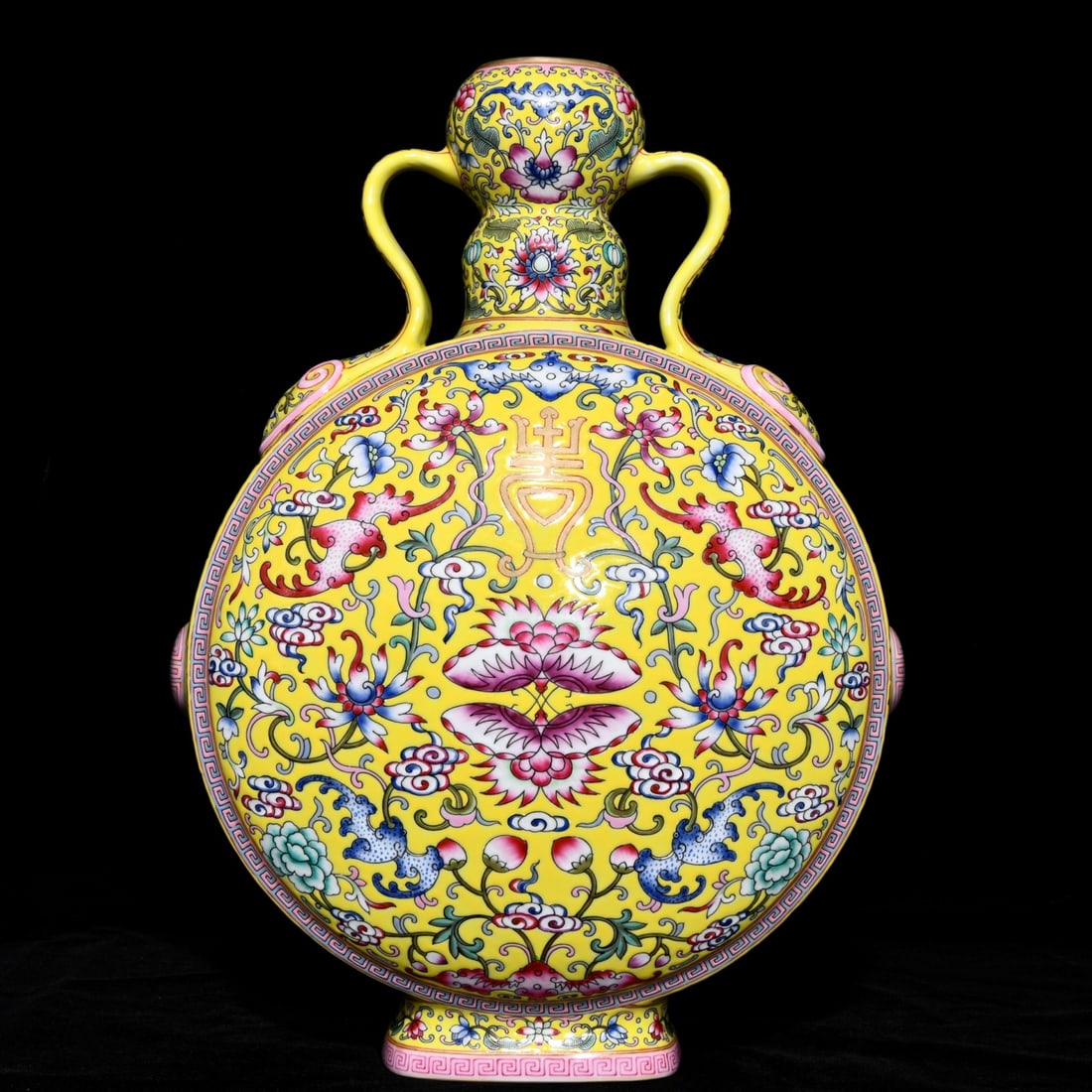 An Exquisite Famille-Rose Flower Pattern Vase: An Exquisite Famille-Rose Flower Pattern Vase,Qing Dynasty, China,Qianlong Six-character Mark,Size:15.7inx11in 粉彩花卉纹瓶,中国清代,乾
