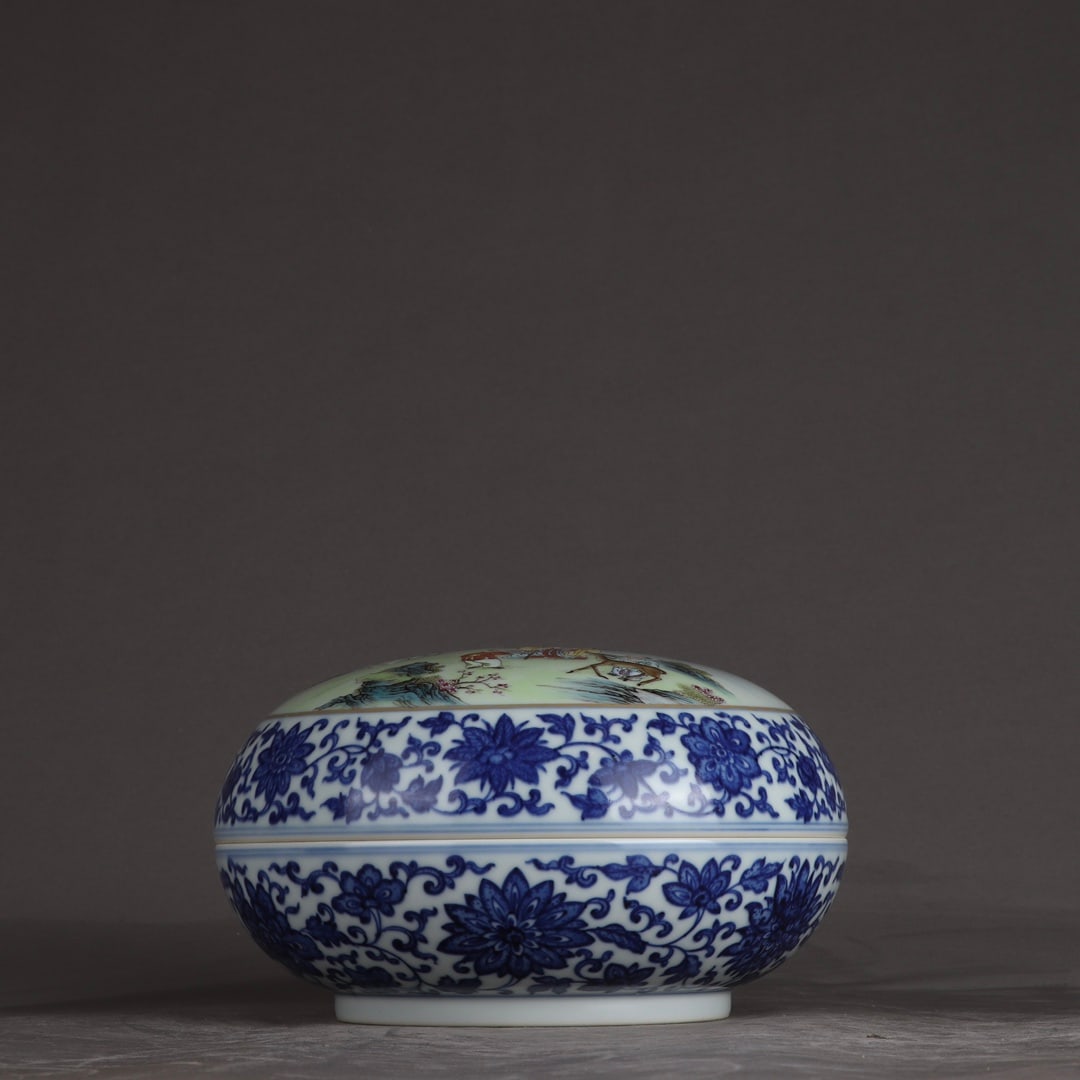 An Exquisite Blue and White Famille-Rose Character and Story Pattern Box: An Exquisite Blue and White Famille-Rose Character and Story Pattern Box,Qing Dynasty, China,Qianlong Six-character Mark,Size:4.3inx7.5in 青花粉彩人物故ߚ