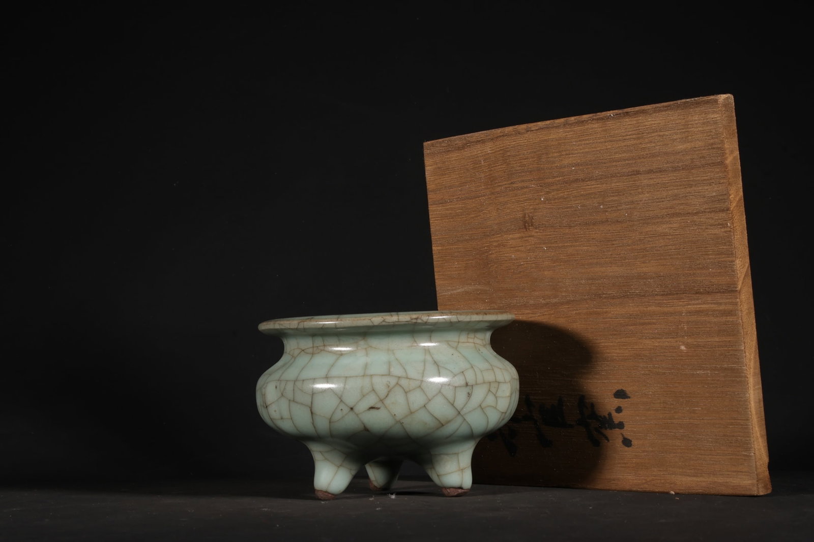 An Exquisite Guan Kiln Celadon Glzed Censer: An Exquisite Guan Kiln Celadon Glzed Censer,Song Dynasty, China,Size:6.4inx3.7in 官窑青釉炉,中国宋代