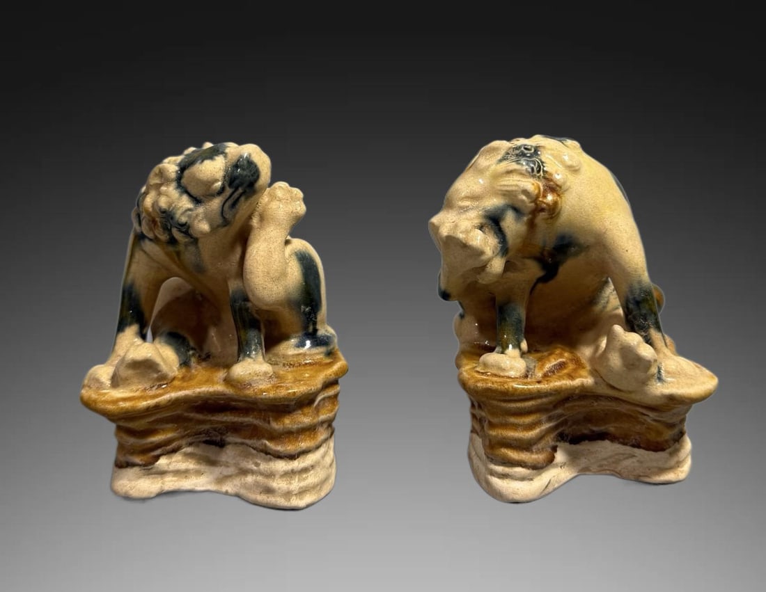 A pair of Exquisite Tang Tri-Color Glazed Pottery Lion Ornament (1 of 9)