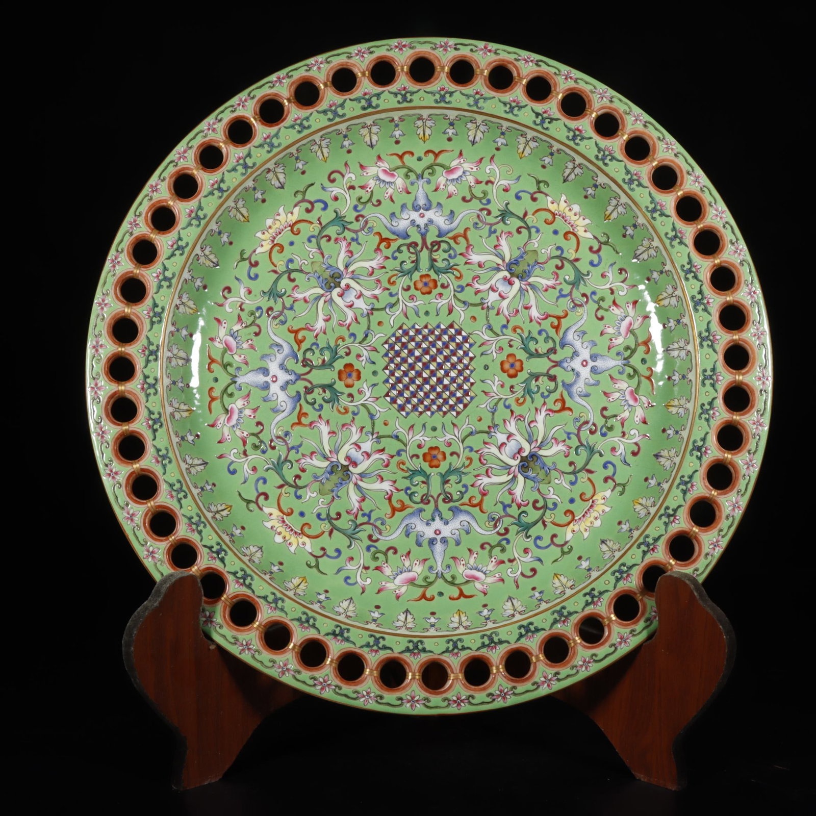 An Exquisite Green Ground Famille-Rose Painted Gold Lotus Pattern Plate: An Exquisite Green Ground Famille-Rose Painted Gold Lotus Pattern Plate,Qing Dynasty, China,Qianlong Four-character Mark,Size:2.7inx15inx9.6in 绿地粉彩描金缠&