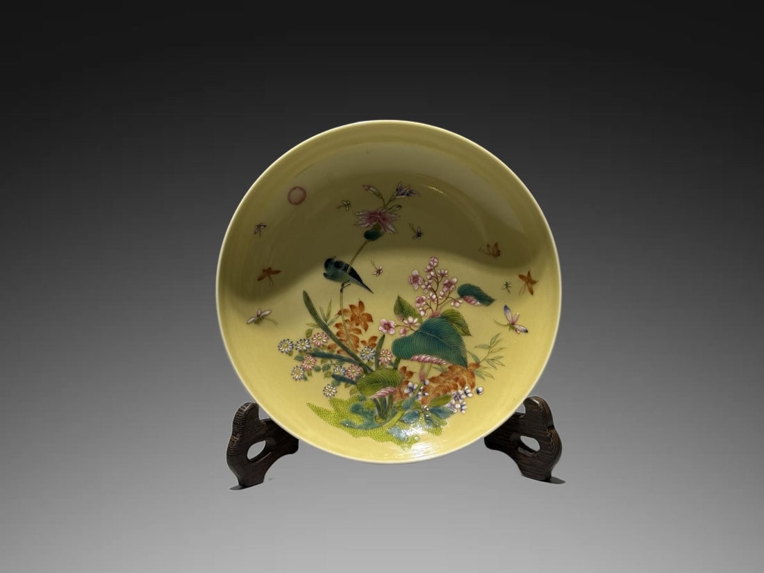 An Exquisite Famille-Rose Grass and Insect Pattern Plate: An Exquisite Famille-Rose Grass and Insect Pattern Plate,Qing Dynasty, China,Yongzheng Six-character Mark,Size:7.1in 粉彩虫草纹盘,中国清代,&