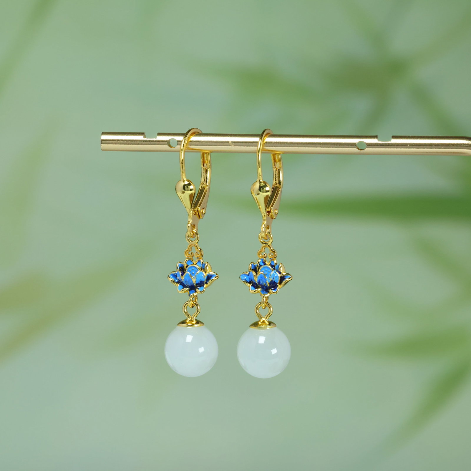 An Exquisite Silver Inlaid Hotan Jade Earrings: An Exquisite Silver Inlaid Hotan Jade Earrings,Size:0.3inx0.3in 银镶和田玉耳钉