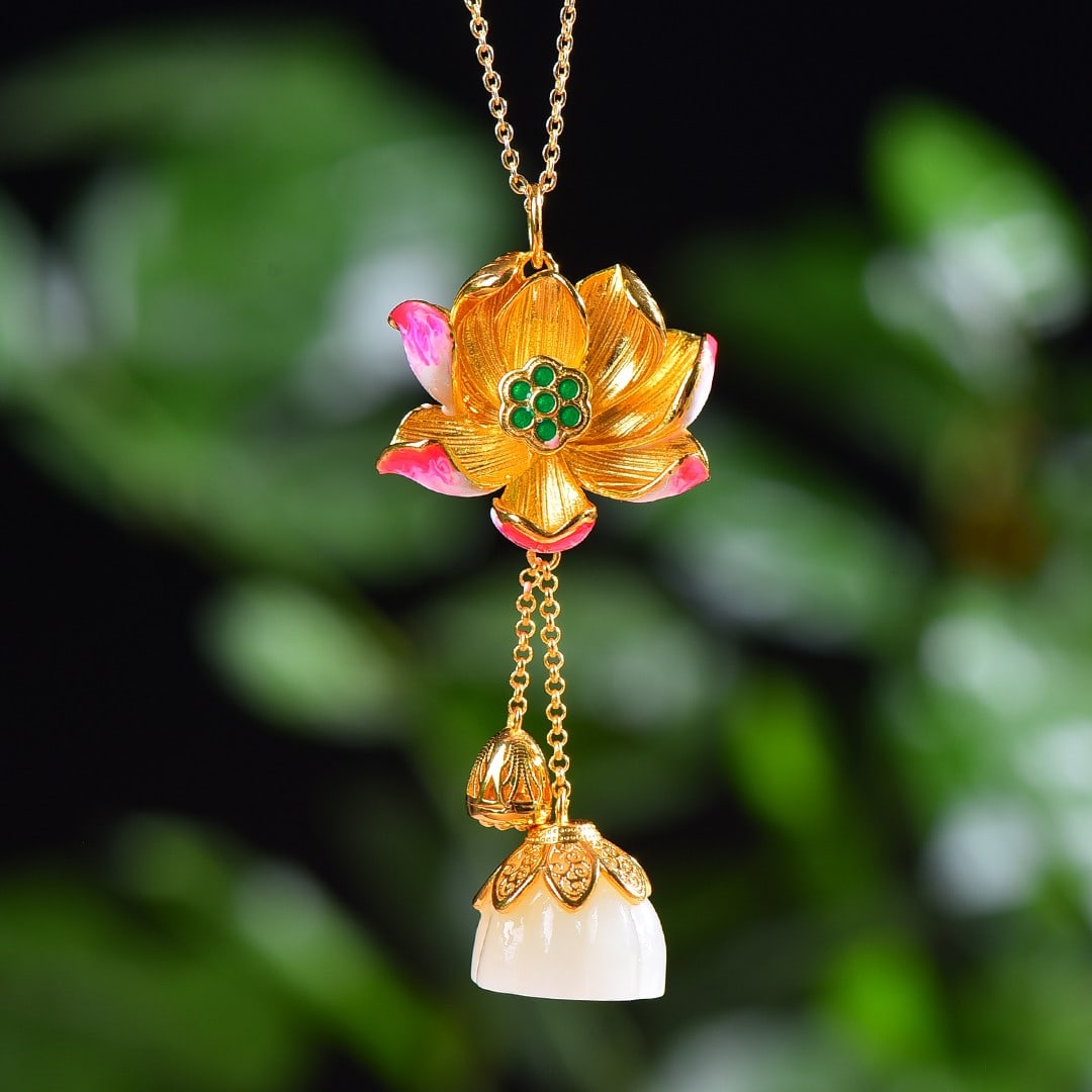 An Exquisite Silver Inlaid Hotan Jade Pendant: An Exquisite Silver Inlaid Hotan Jade Pendant,Size:0.6inx0.6in 银镶嵌和田玉莲花吊坠