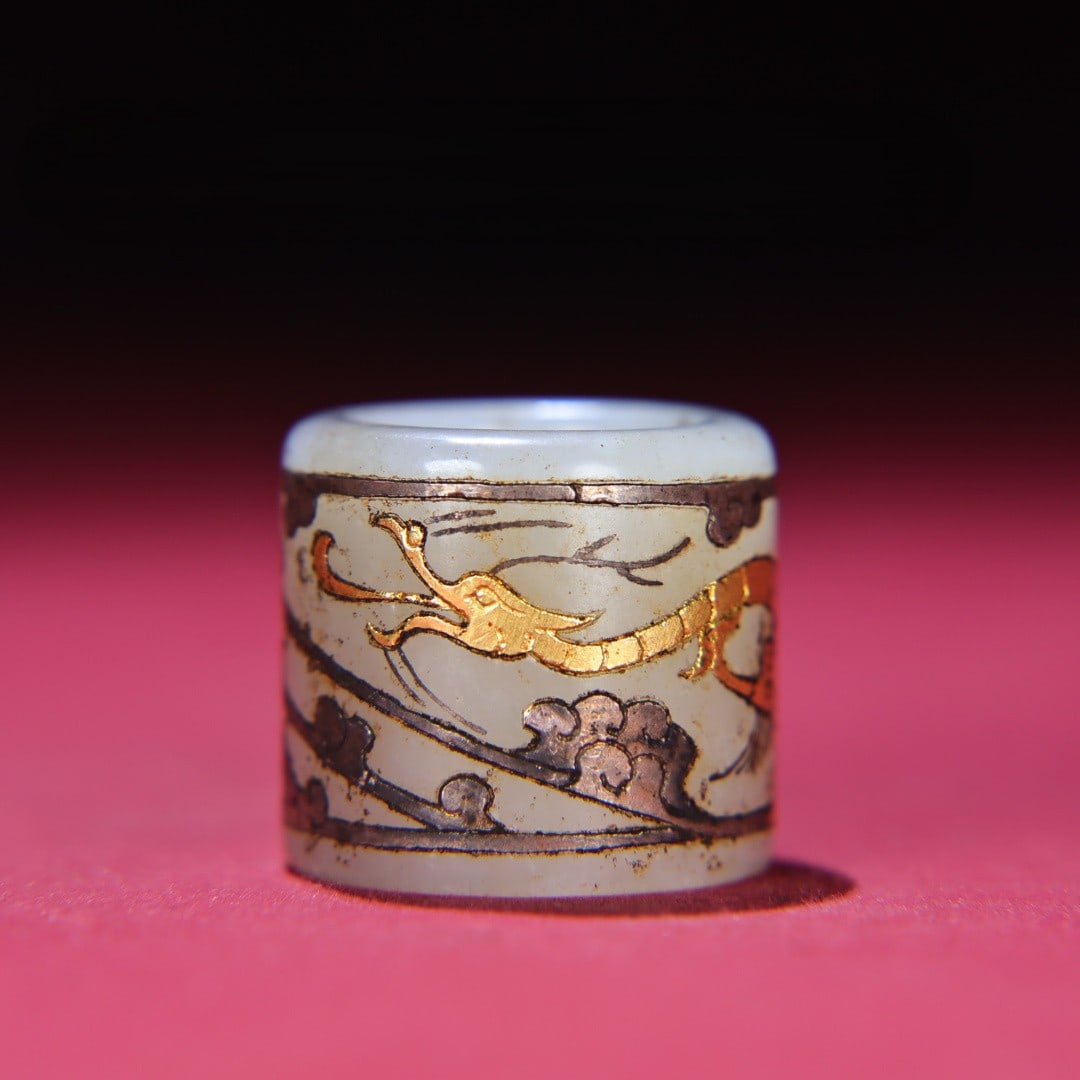 An Exquisite White Jade Inlaid Gold and Silver Dragon and Phoenix Pattern Fingerstall: An Exquisite White Jade Inlaid Gold and Silver Dragon and Phoenix Pattern Fingerstall,Qing Dynasty,China,Size:1.4inx1.3inx0.9in,Weight:50g白玉错金银龙凤ಬ