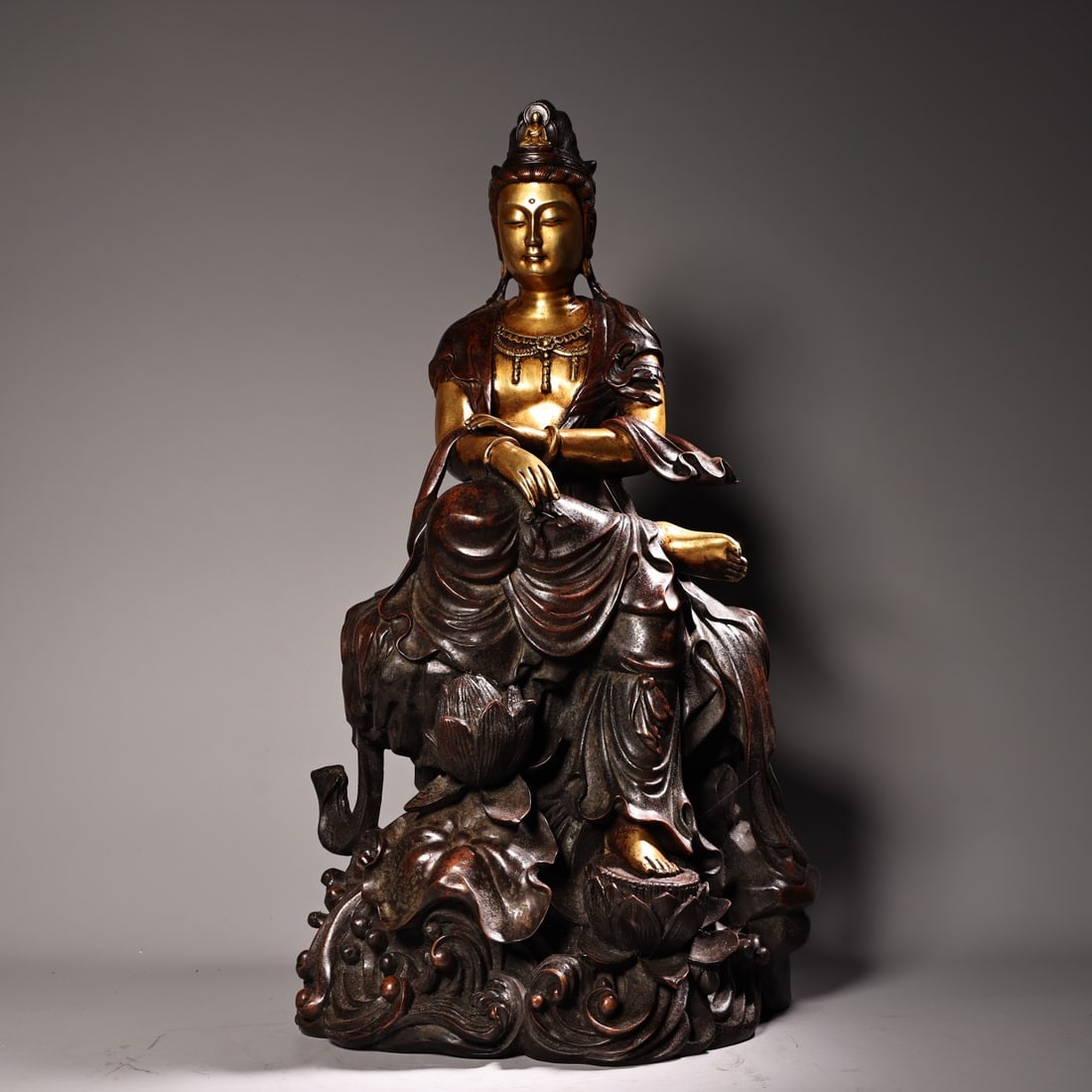 A Solemn Gilt Bronze Statue of Avalokitesvara: A Solemn Gilt Bronze Statue of Avalokitesvara,Qing Dynasty,China,Size:22.4inx10.6in,Weight:18000g铜鎏金观音像，中国清代，Size:57