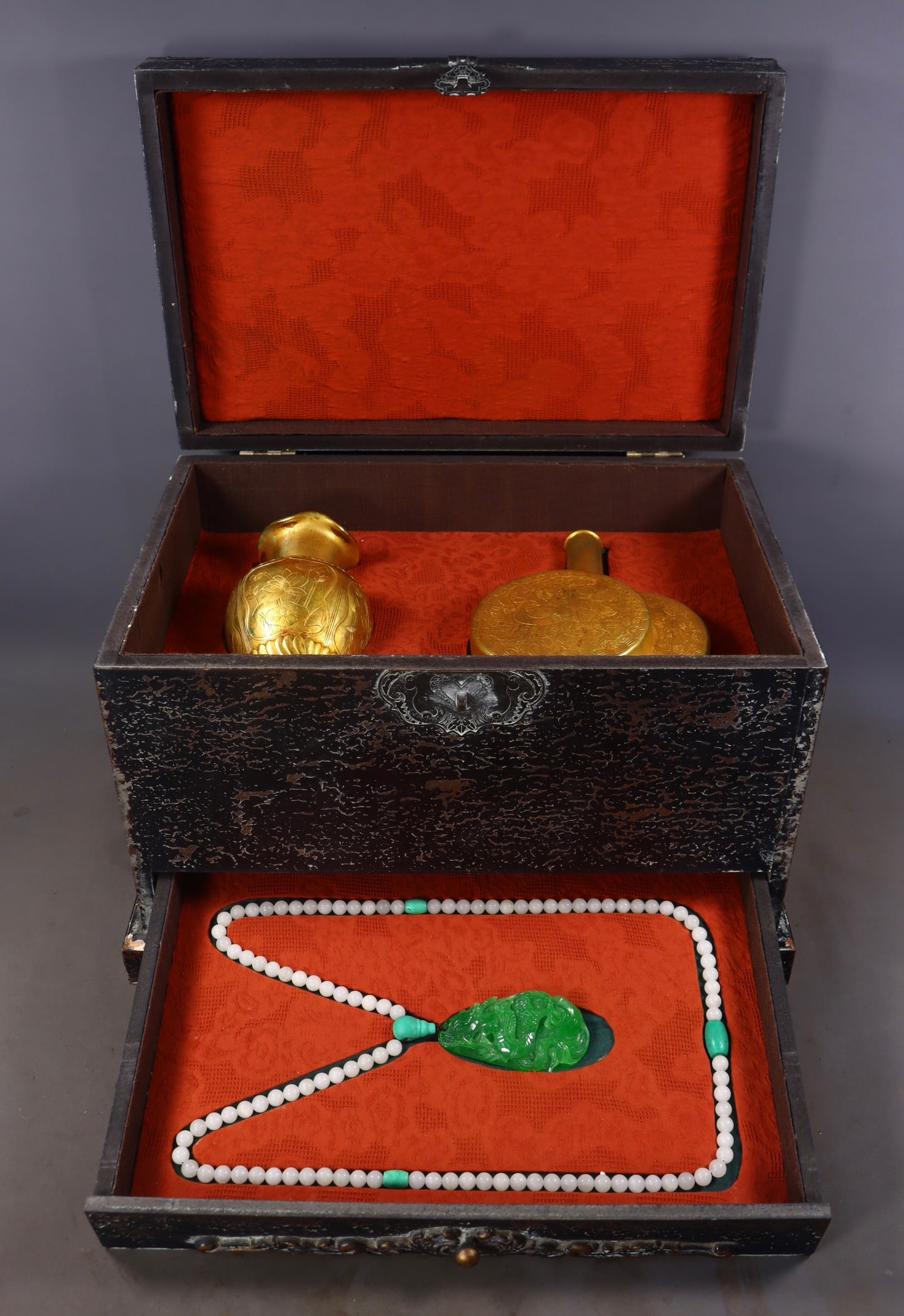 A Set of Fine Gilt Bronze Flower and Bird Pattern Vase,With Jadeite Necklaces: A Set of Fine Gilt Bronze Flower and Bird Pattern Vase,With Jadeite Necklaces,Qing Dynasty,China,Qianlong Four-character Mark,Size:5.9inx3.3in,(Conjoined bottles)8.1inx5.9inx2.6in,(Pendant)0.8inx3.5in