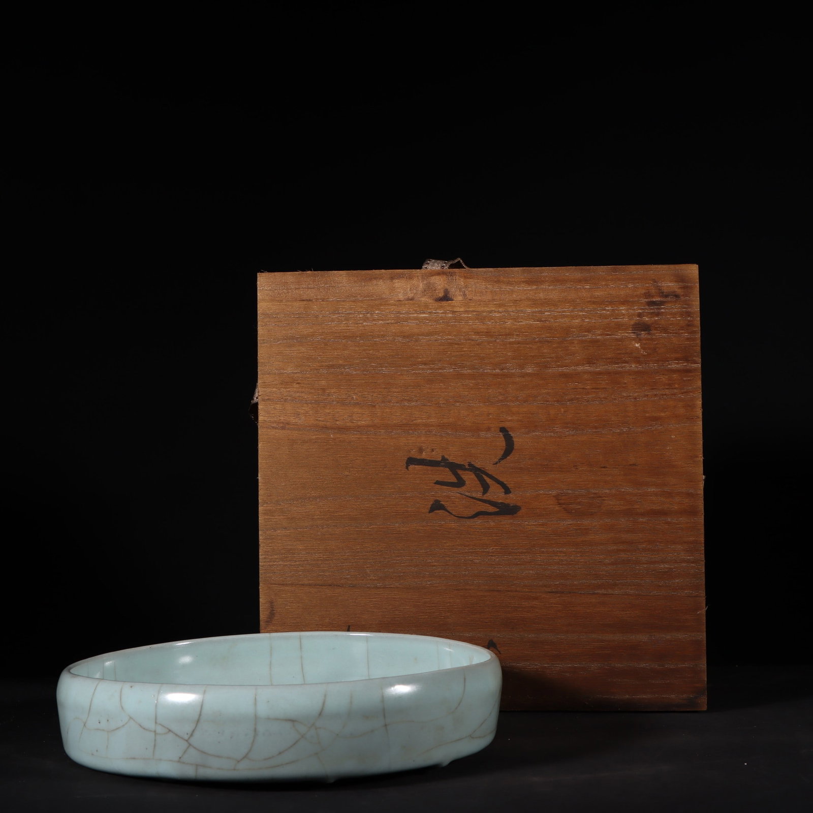 An Exquisite Guan yao Celadon Glazed Brush Washer: An Exquisite Guan yao Celadon Glazed Brush Washer,Song Dynasty,China,Size:1.6inx8.1in官窑粉青釉笔洗,中国宋代,Size:4.1cmx20.6cm