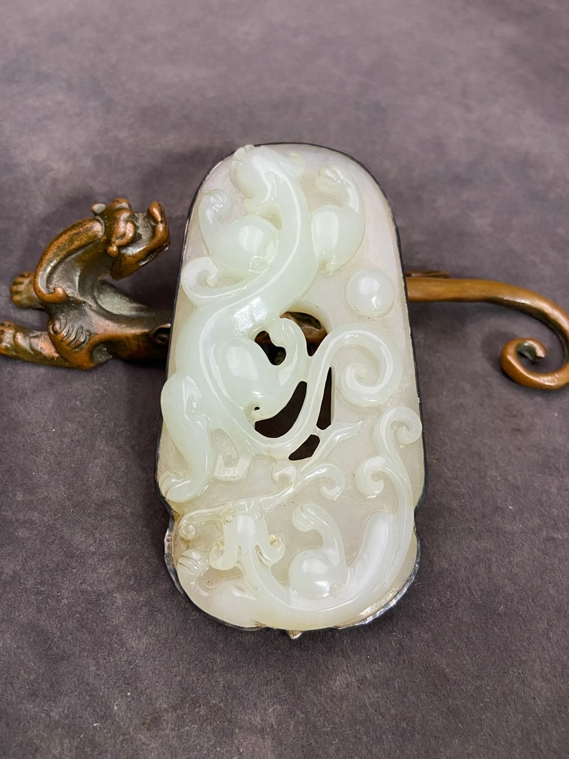 An Exquisite Silver Inlaid White Jade Chi-Dragon Pattern Pendant: An Exquisite Silver Inlaid White Jade Chi-Dragon Pattern Pendant,Qing Dynasty,China,Size:3.9inx2inx0.6in,Weight:103g银镶白玉螭龙纹挂件,中