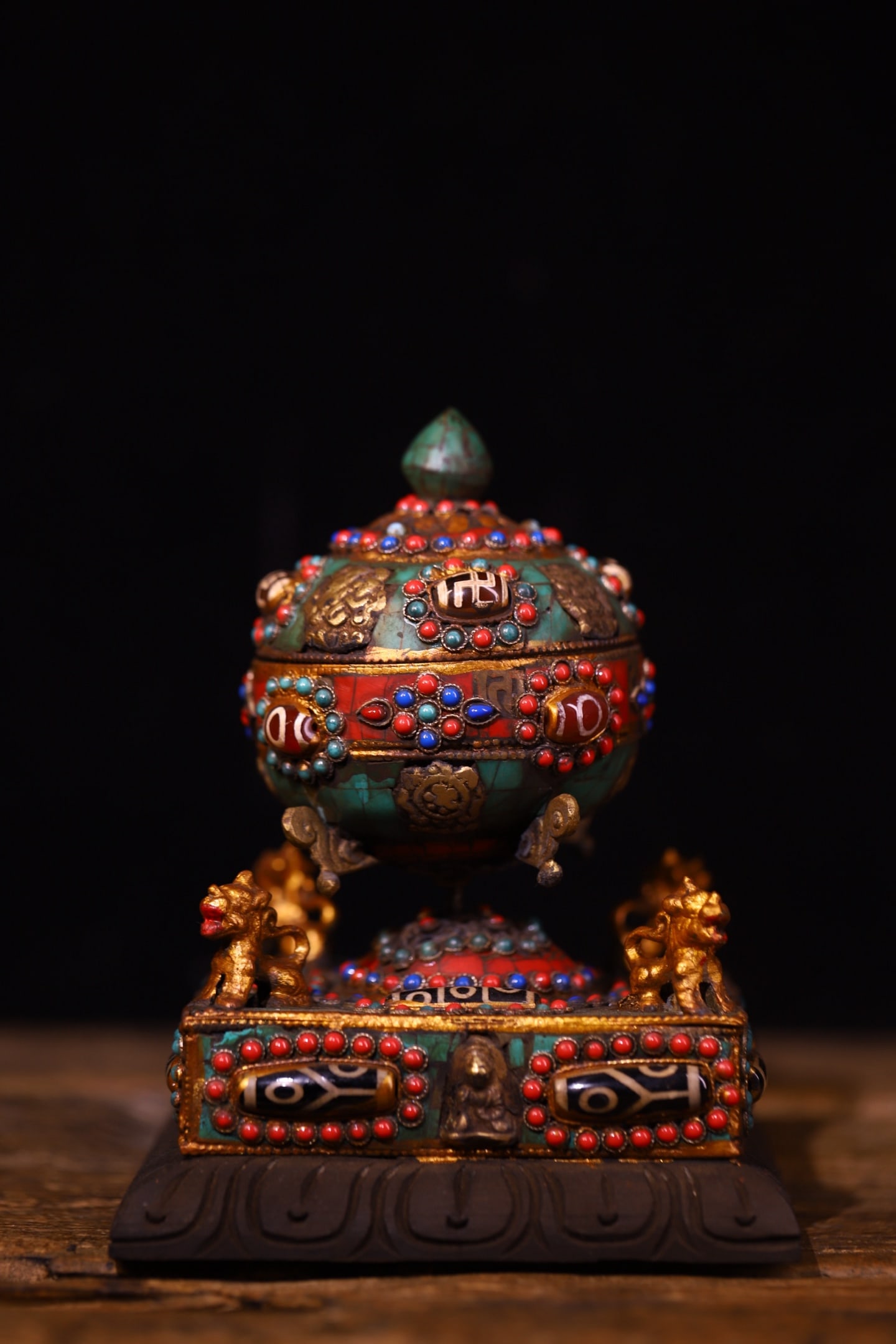 An Exquisite Bronze Inlaid Dzi Bead and Gems Ornament,With Scriptures: An Exquisite Bronze Inlaid Dzi Bead and Gems Ornament,With Scriptures,Qing Dynasty,China,Size:5.9inx5.1in,Weight:800g铜镶天珠和宝石摆件,带&#
