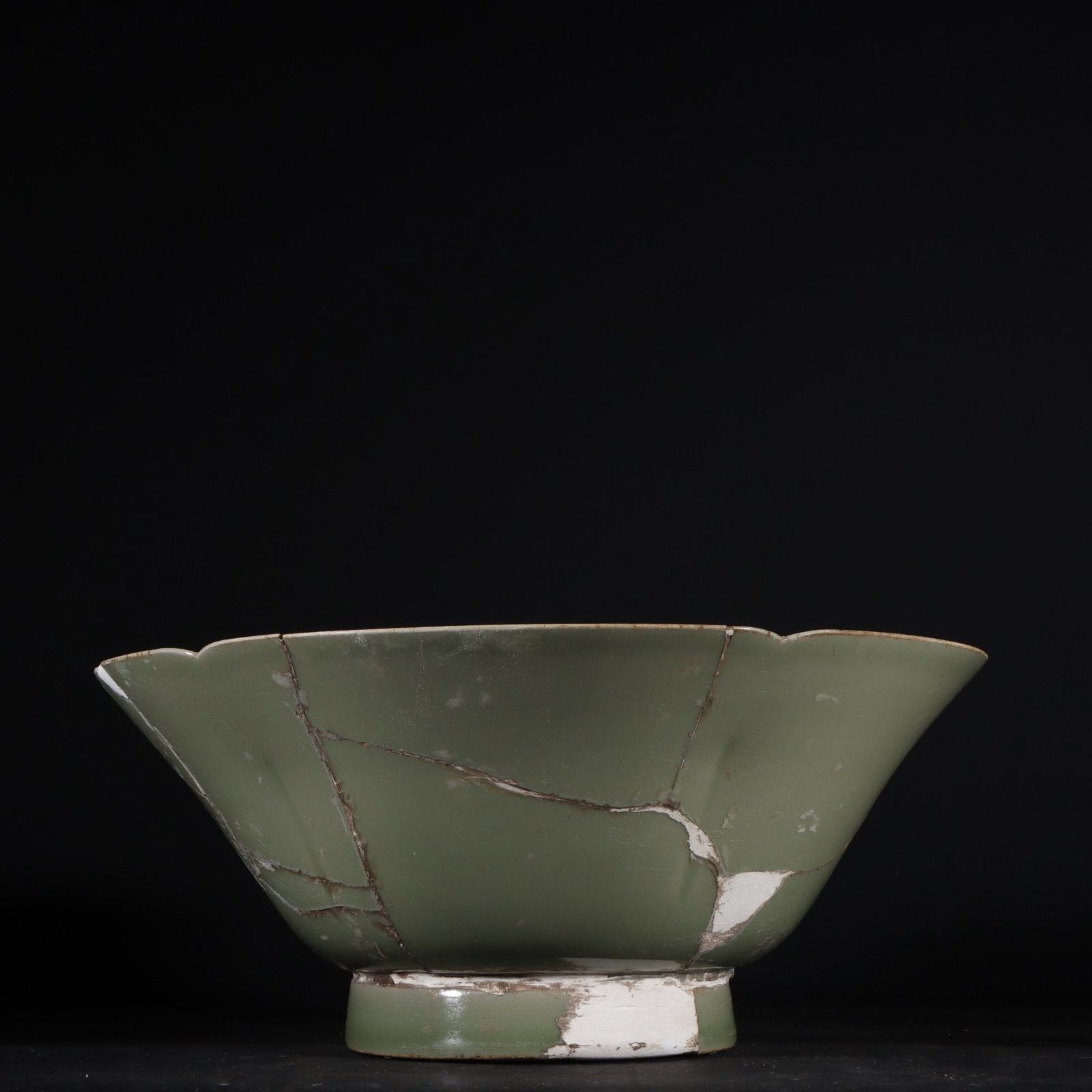 An Exquisite Yue yao Celadon Bowl: An Exquisite Yue yao Celadon Bowl,Song Dynasty,China,Size:3.5inx8.7in越窑青瓷碗,中国宋代,Size:9cmx22cm