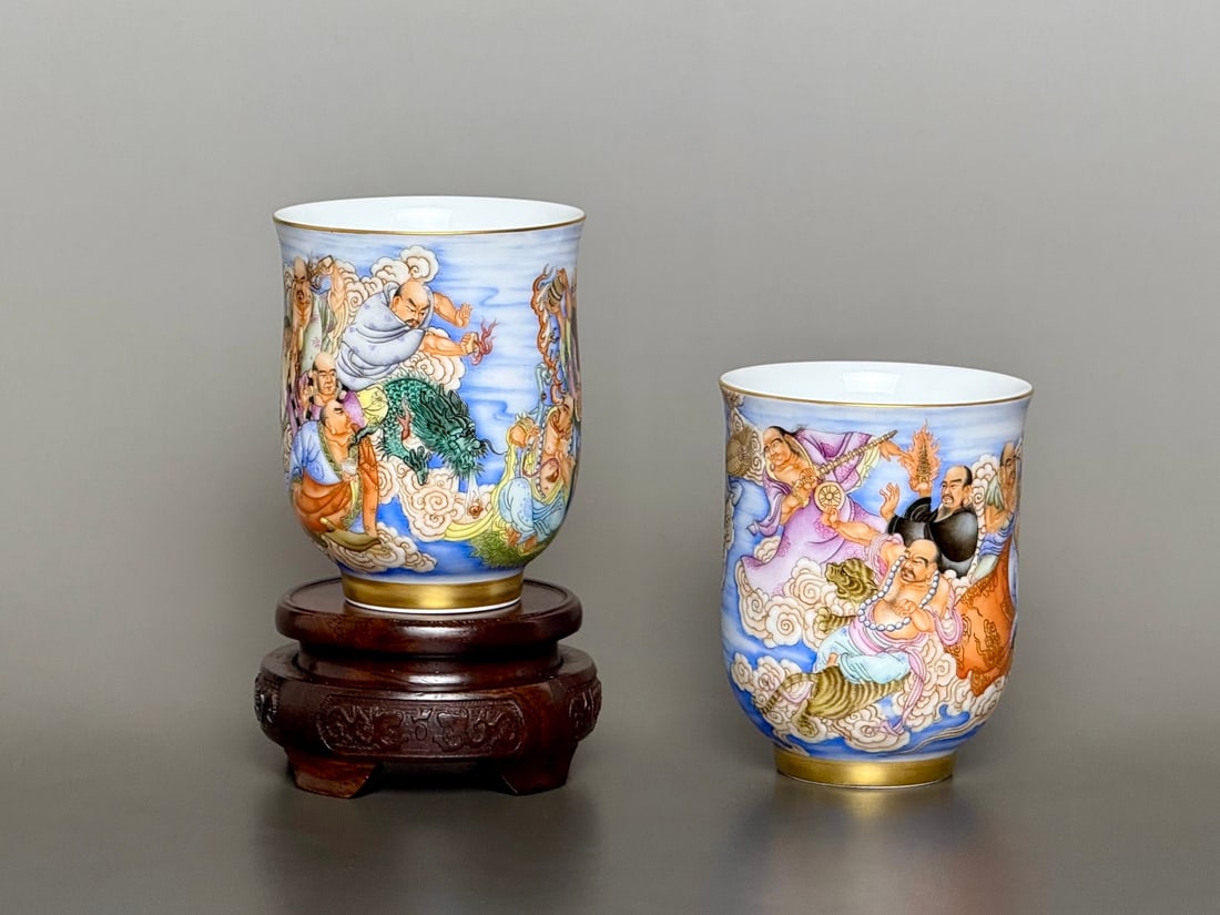 A Pair of Exquisite Famille-Rose Painted Gold Auspicious Cloud and Figure Pattern Cups: A Pair of Exquisite Famille-Rose Painted Gold Auspicious Cloud and Figure Pattern Cups,Qing Dynasty,China,Qianlong Four-character Mark,Size:2.8inx3.5inx1.6in一对粉彩描