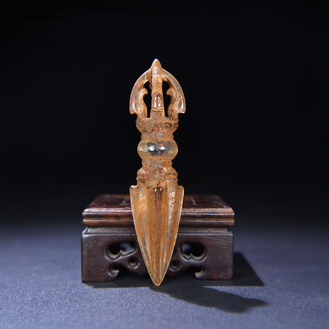 An Exquisite Crystal Vajry Pestle: An Exquisite Crystal Vajry Pestle,Qing Dynasty,China,Size:4.5inx1.1inx1.1in,Weight:54g水晶金刚杵,中国清代,Size:11.5cmx2.8cmx2.8cm,Weight:54g