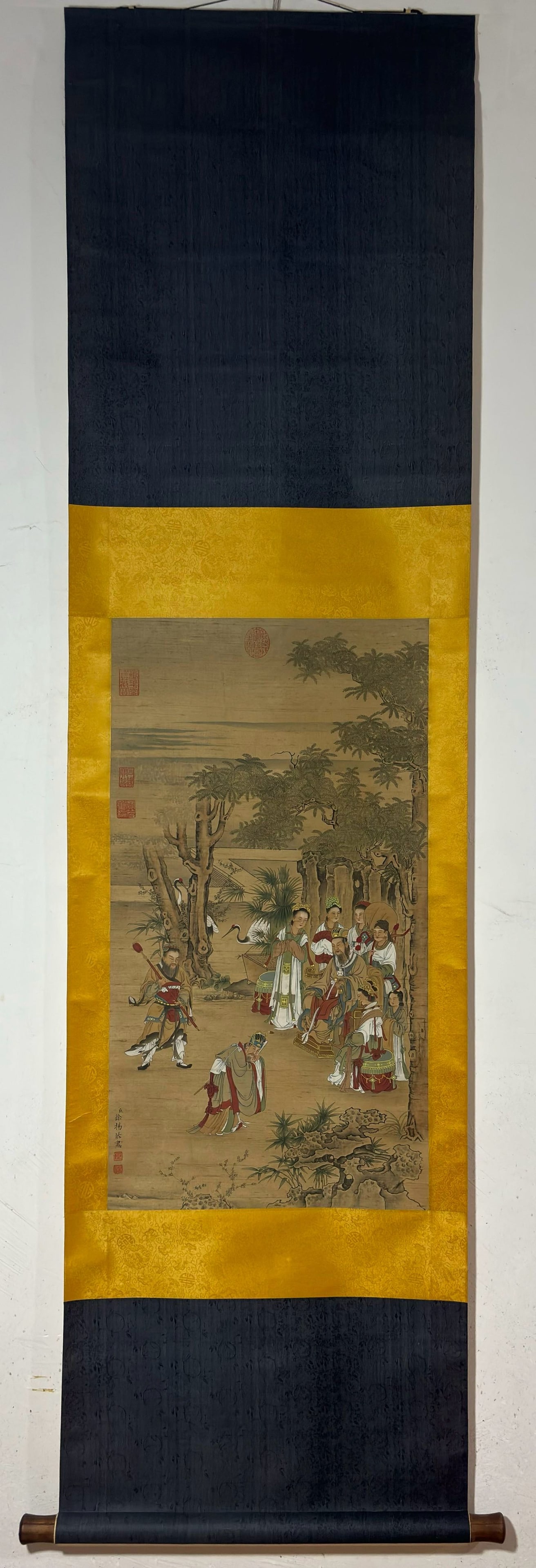 A Chinese Vertical Scroll Ink Painting of Character and Story on Silk,Xu Yang: A Chinese Vertical Scroll Ink Painting of Character and Story on Silk,Xu Yang,Size:(Without frame)31.5inx16.9in一幅中国水墨绢本人物故&