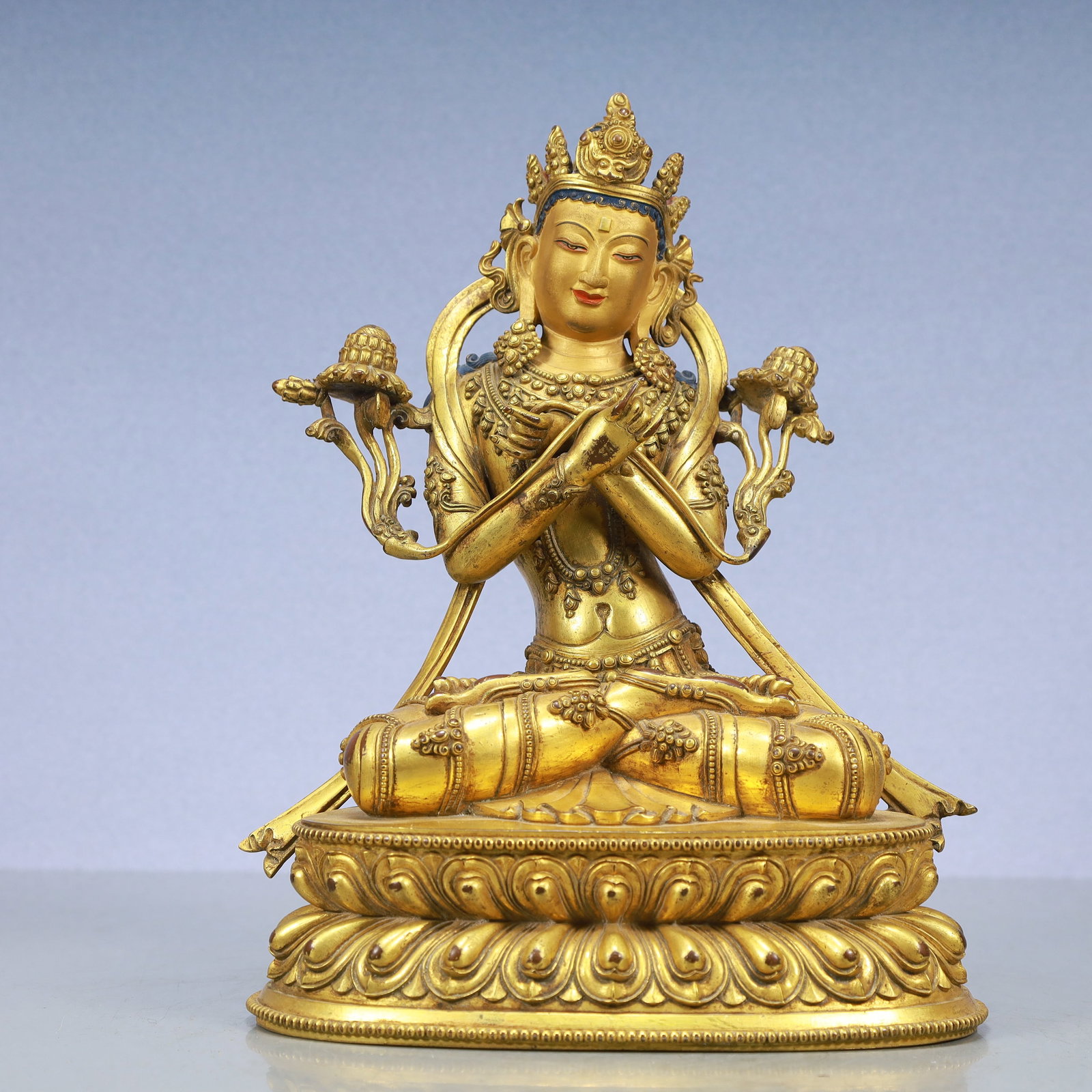 A Exquisite Gilt Bronze Statue of Avalokitesvara: A Exquisite Gilt Bronze Statue of Avalokitesvara Ming Dynasty, China Size:9.1inx7.1inx11.8in Weight:5050g铜鎏金观音 中国明代 Size:23cmx18cmx30cm W